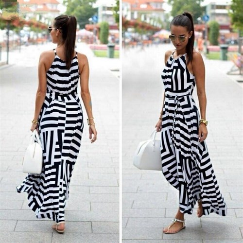 Trend kadın kombini yapmak için zebra desenli kıyafet giyen manken
