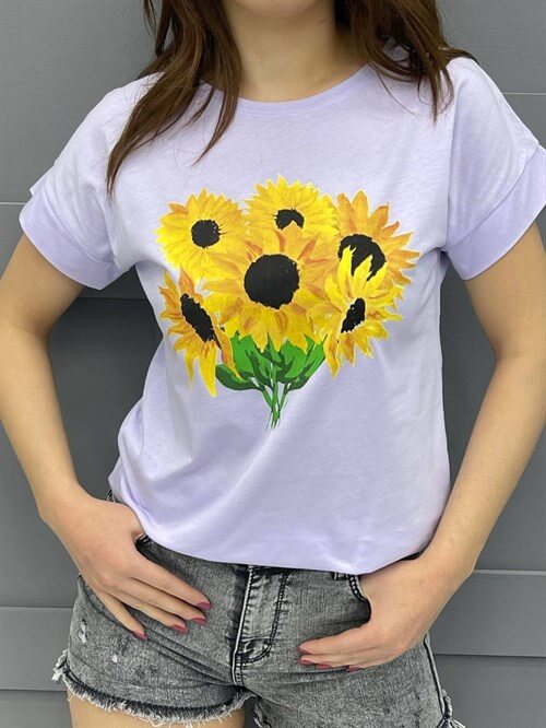 çiçekli tişört ve mini kot ile moda tişört kombini yapan kadın