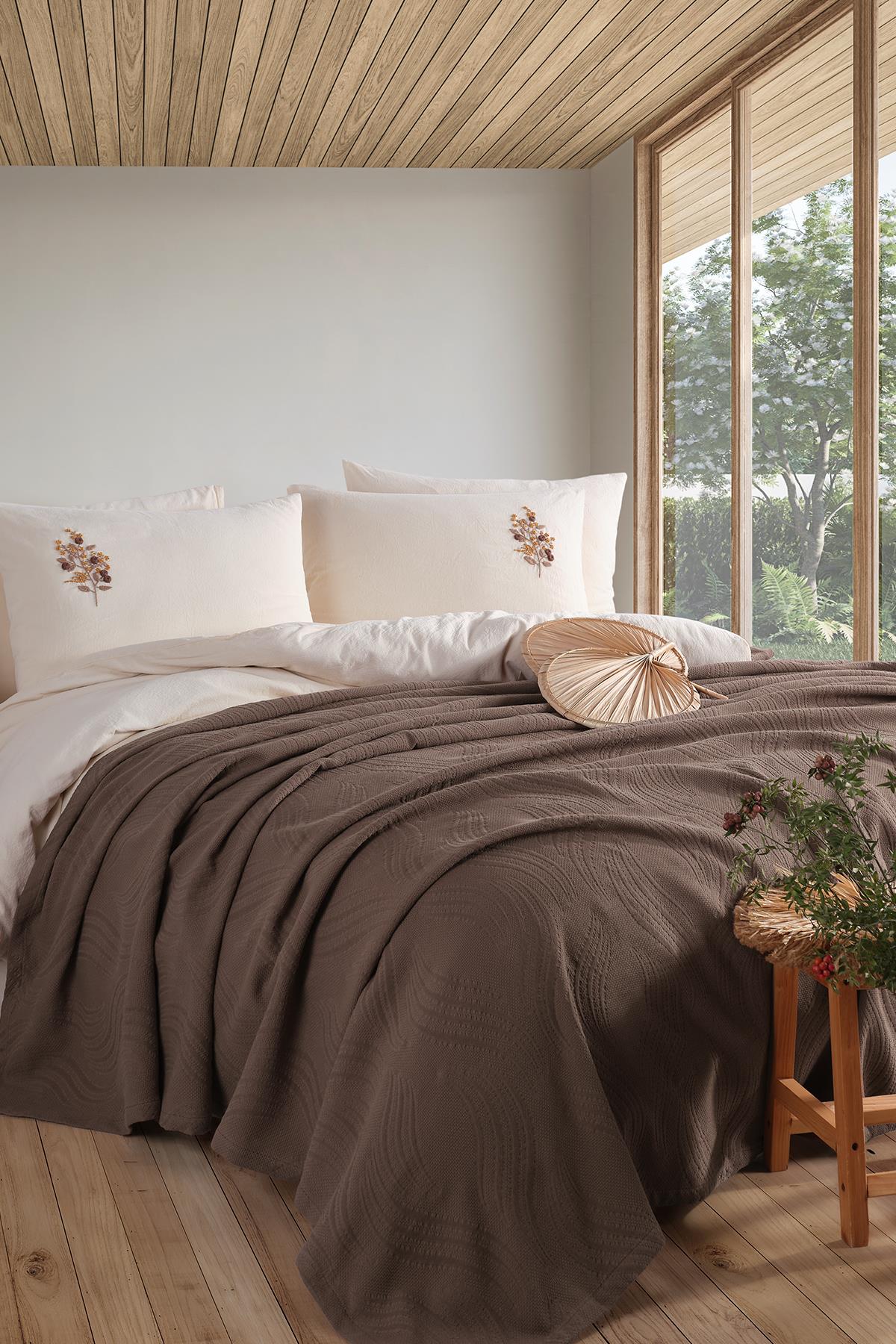 Royal Crest Çift Kişilik Nevresimli Pike Takımı - Kahve