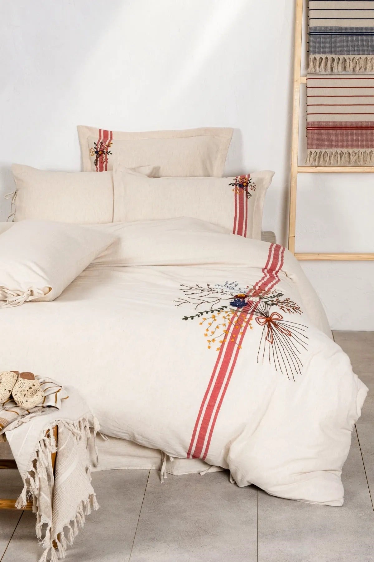Ecocotton Charla Battal Boy Nevresim Takımı %100 Organik Pamuk Kenevir Karışımlı Ekru-Kırmızı 240x220 Cm