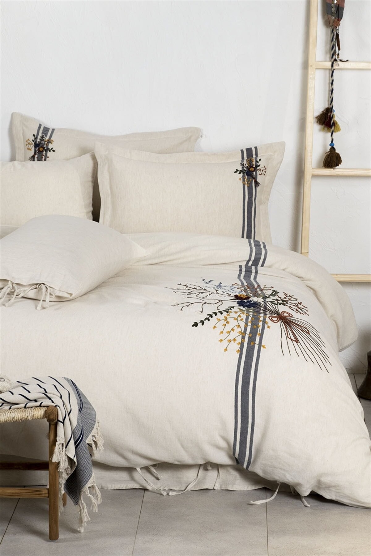 'Ecocotton Charla Battal Boy Nevresim Takımı %100 Organik Pamuk Kenevir Karışımlı Ekru-Lacivert 240x220 Cm