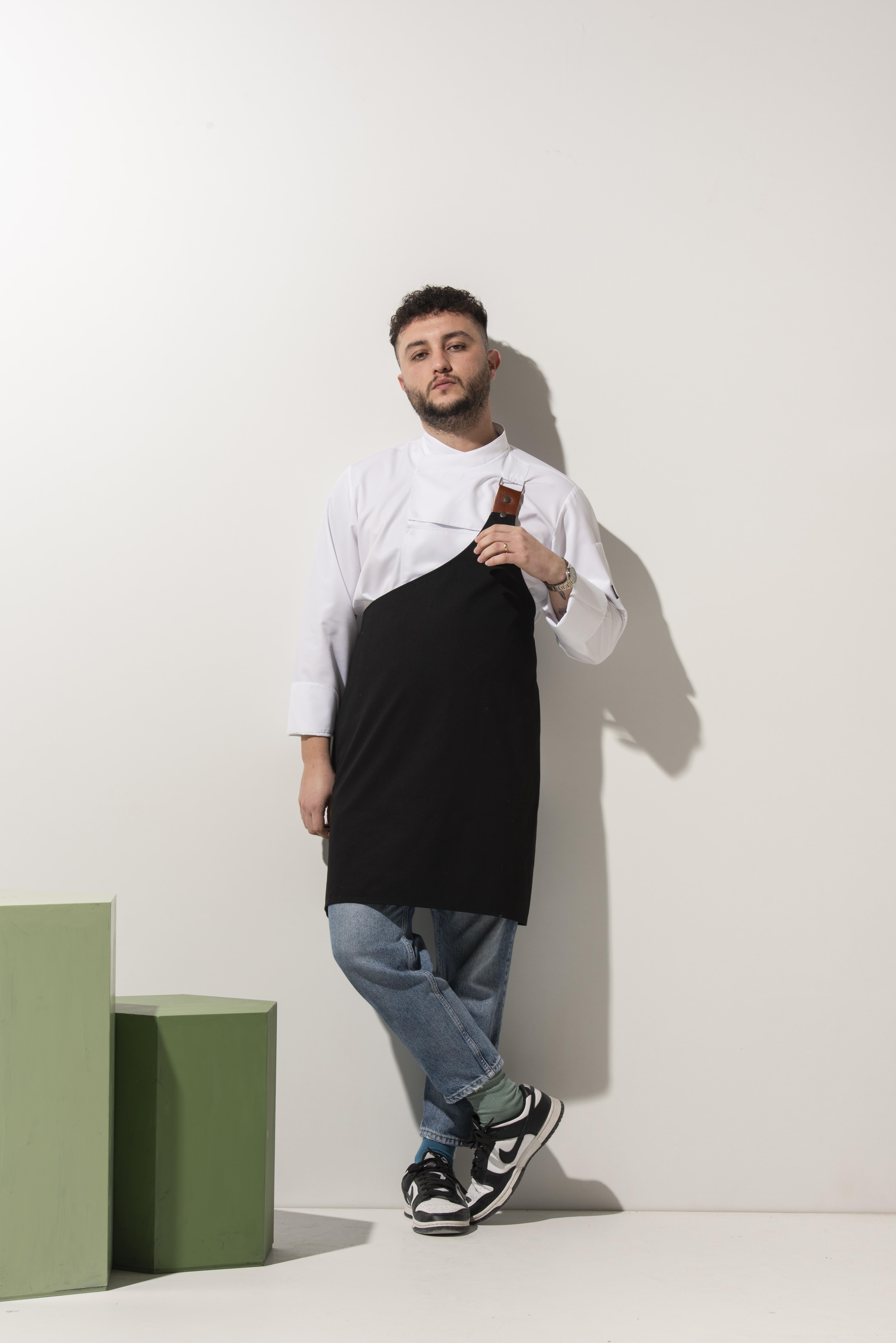 C-08 SPECIAL (Oğuz Arda) - Özel Kesim Beyaz Şef Ceketi ve Çıtçıtlı Siyah Önlük Takımı 