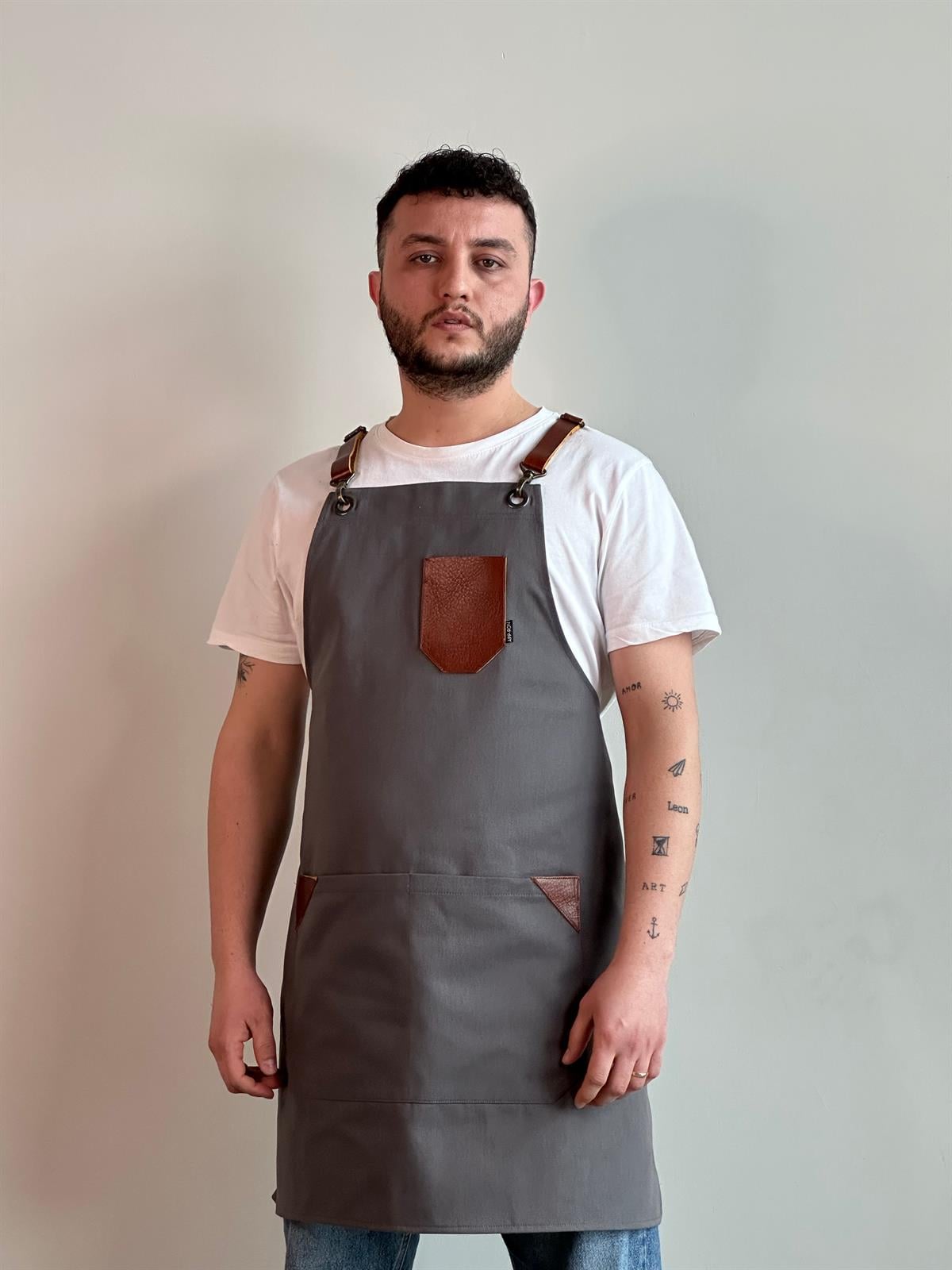 D-140 JOLIE - Tarçın Rengi Deri Detaylı Çapraz Askılı Açık Gri Önlük 