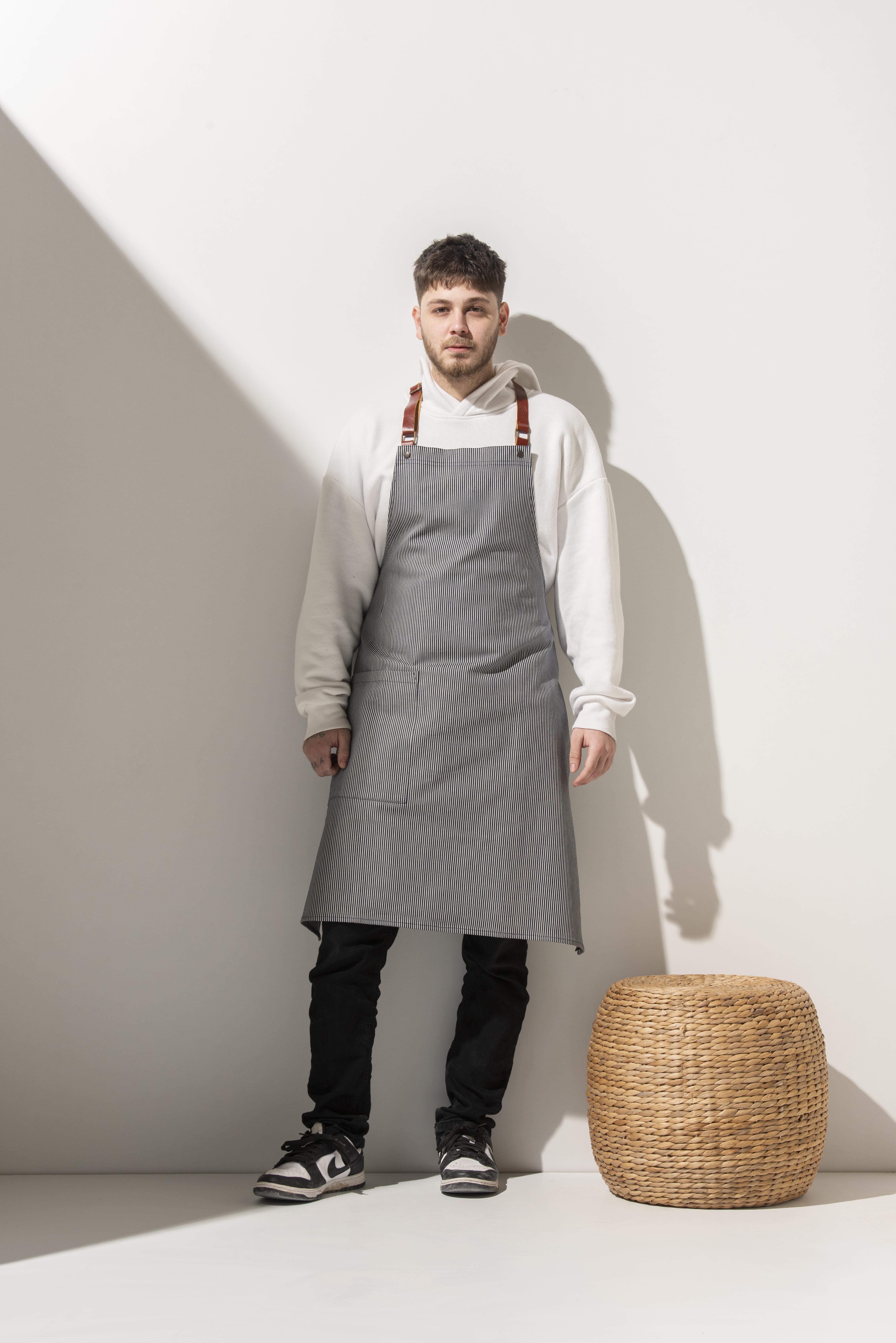 D-150 STELLA - Tarçın Rengi Çıkarılabilir Deri Detaylı Lacivert Beyaz Çizgili Önlük 