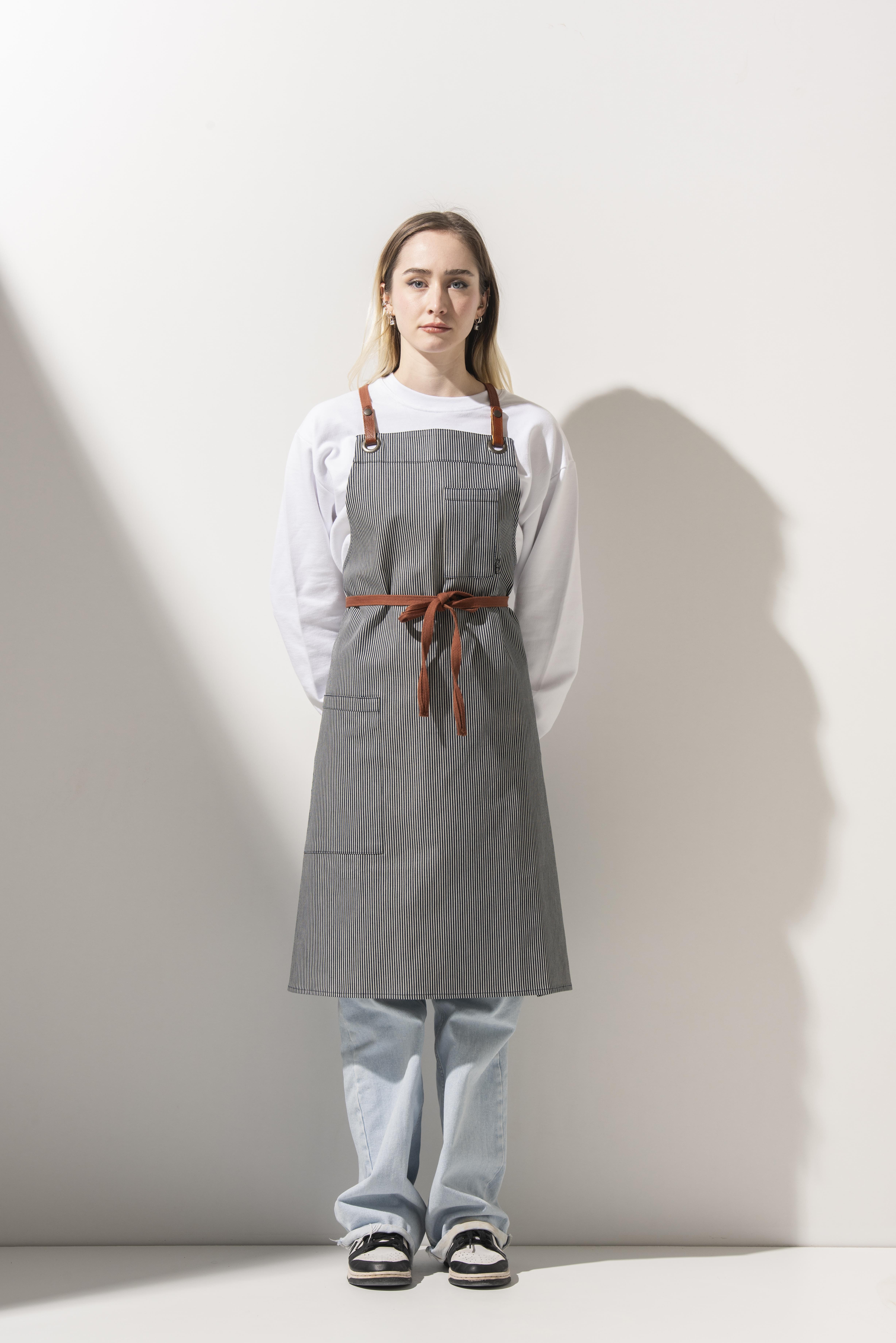 D-177 THOMAS - Çıkarılabilir Taba Rengi Askılı Lacivert Beyaz Çizgili Önlük 