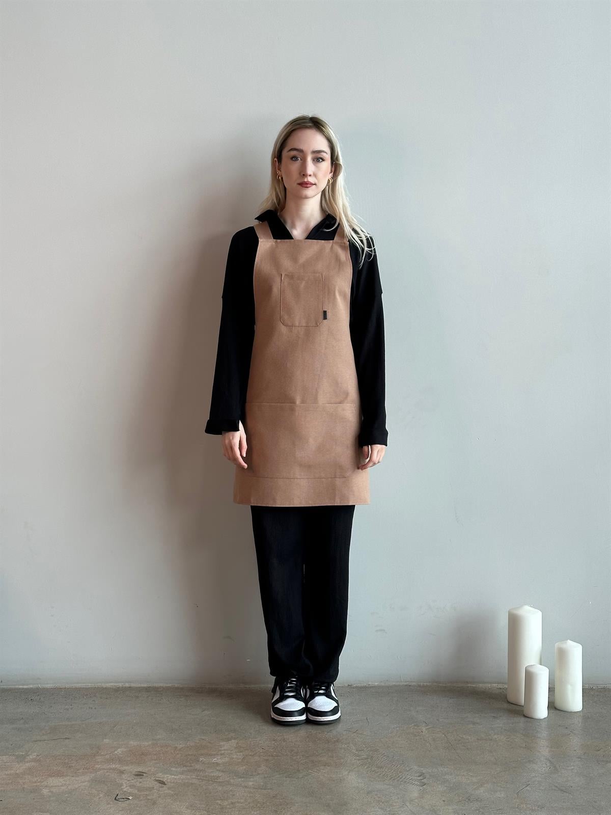 K-155 HOLLY - Çapraz Askılı Hazelnut Önlük 