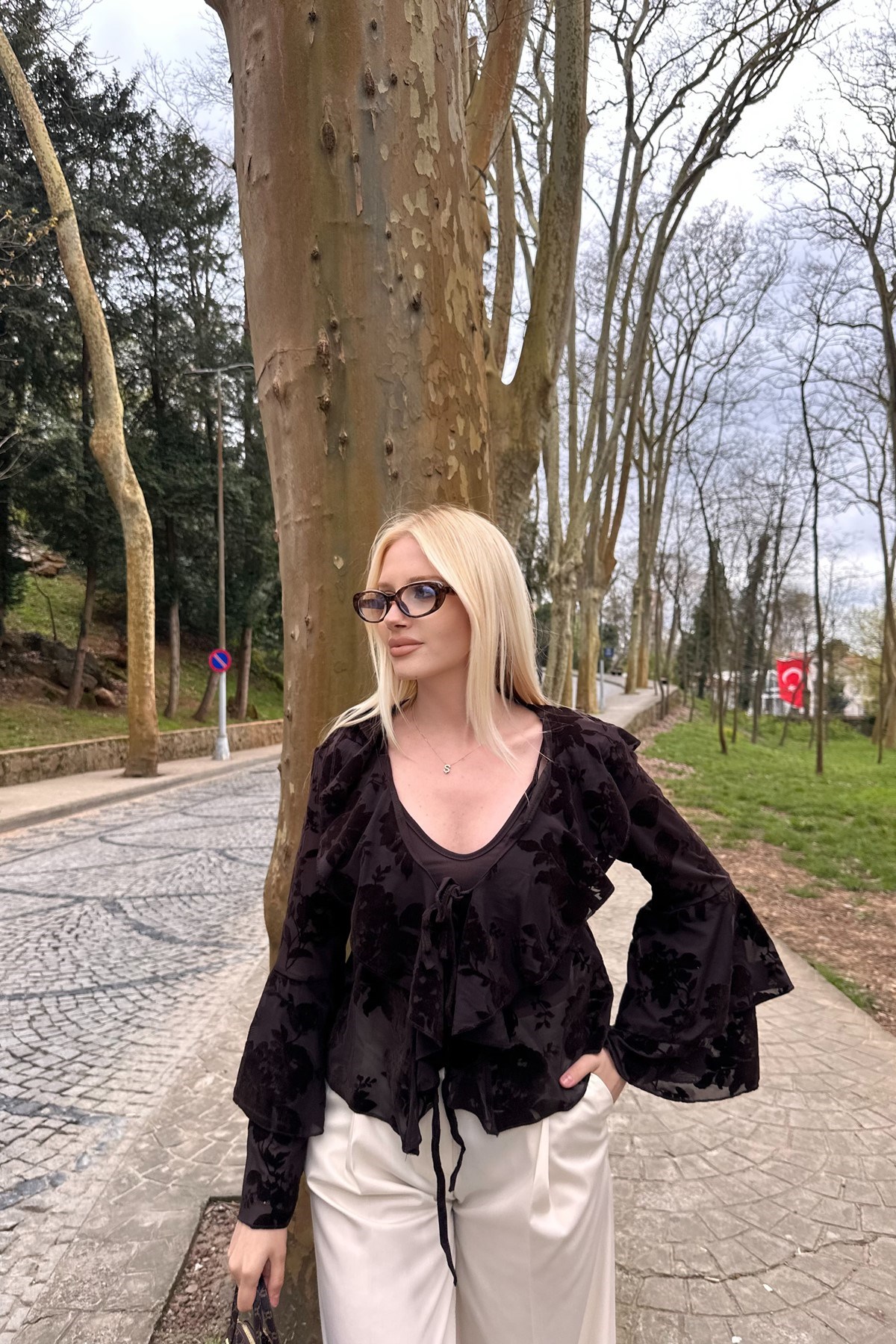 FLOK BASKILI İÇİ ATLETLİ BLUZ