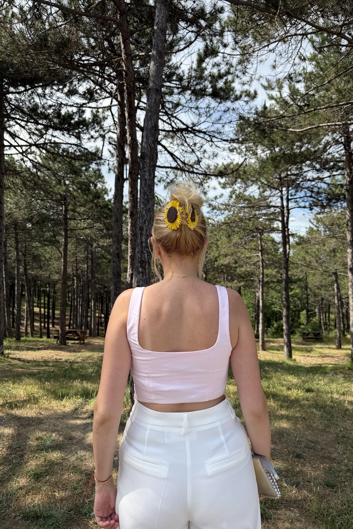 TAŞ DETAY CROP ASKILI BLUZ