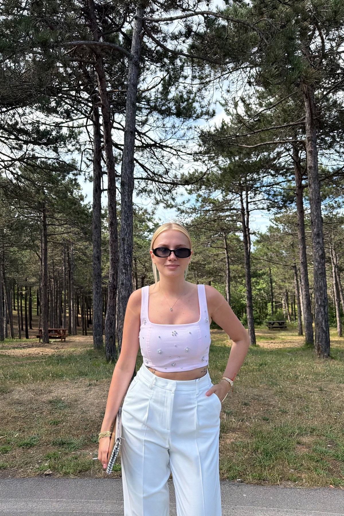 TAŞ DETAY CROP ASKILI BLUZ