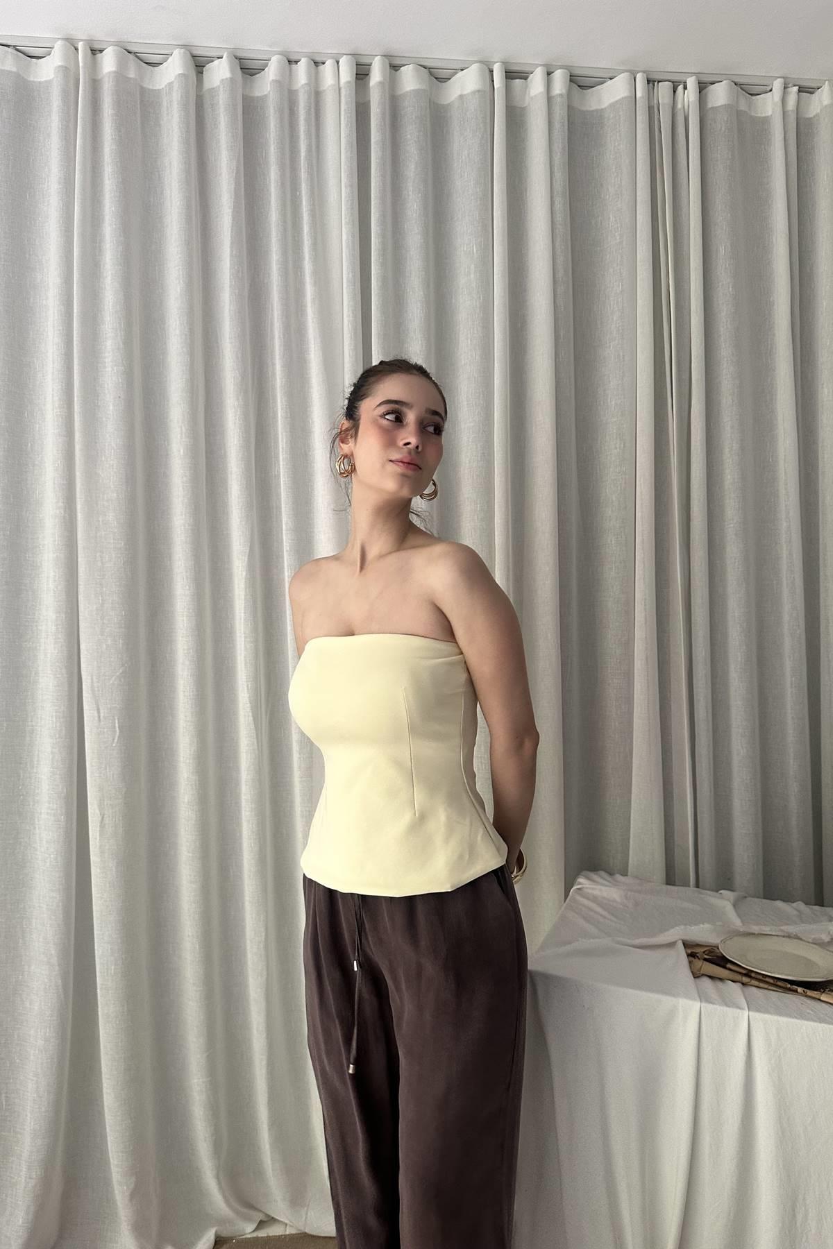 STRAPLEZ PEPLUM TOP