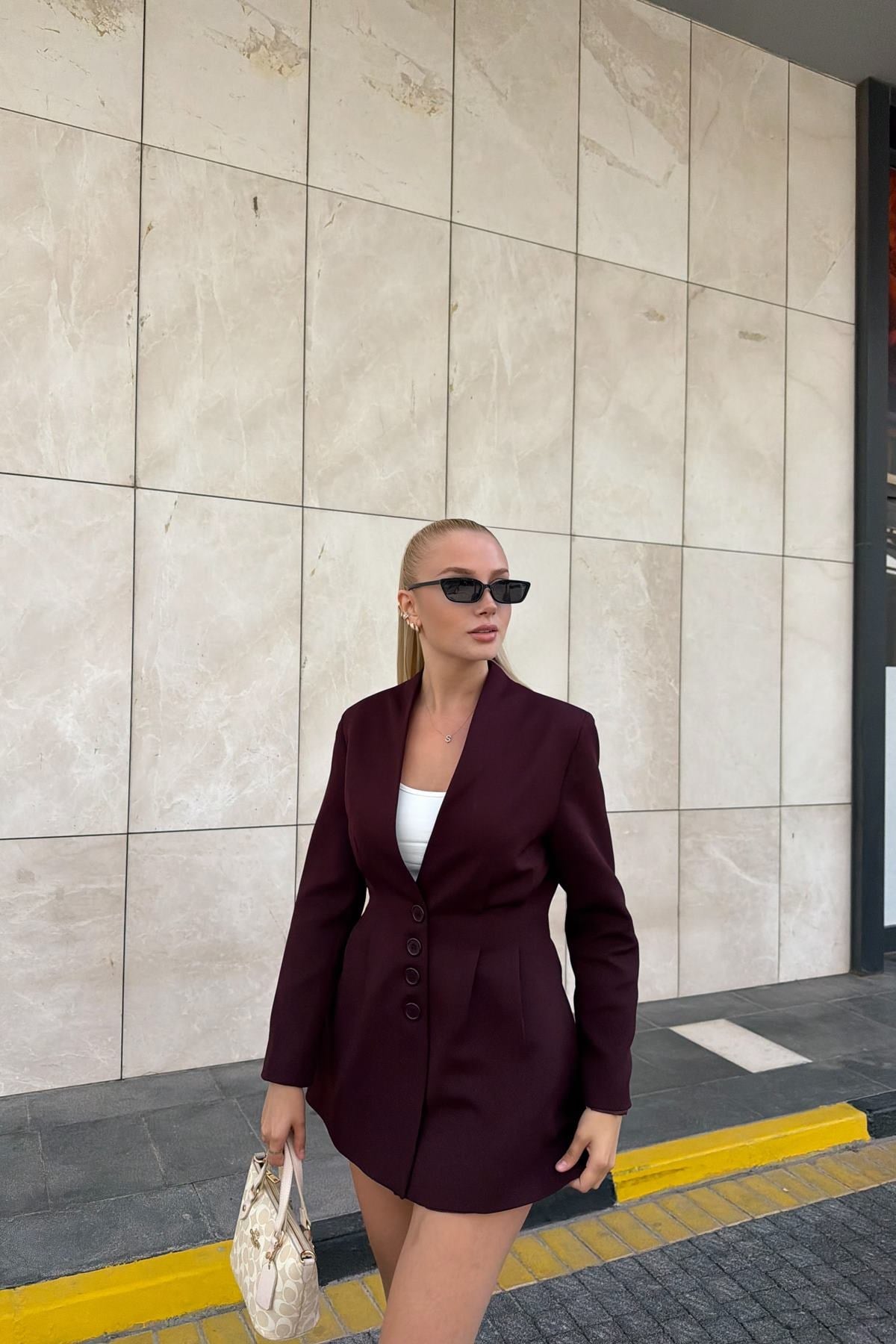 ÖN VE ARKA ÇİFT PENSLİ YAKASIZ CEKET