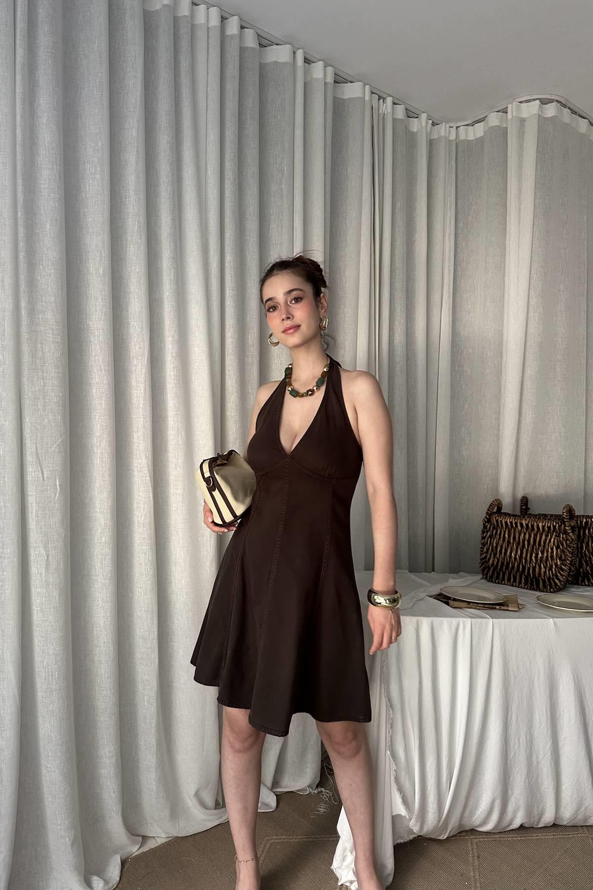 ARKA BÖLÜMÜ LASTİKLİ KISA ELBİSE
