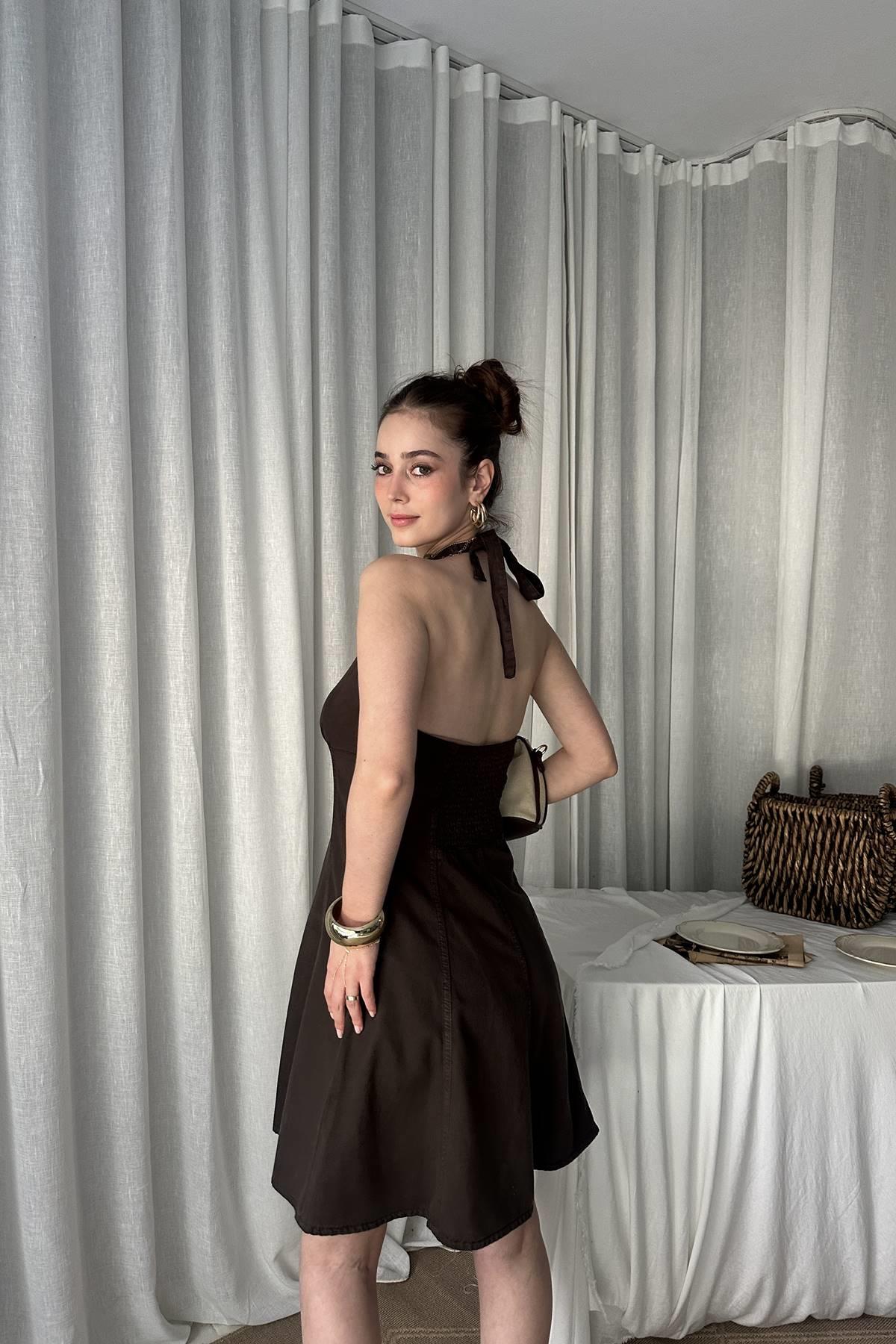 ARKA BÖLÜMÜ LASTİKLİ KISA ELBİSE