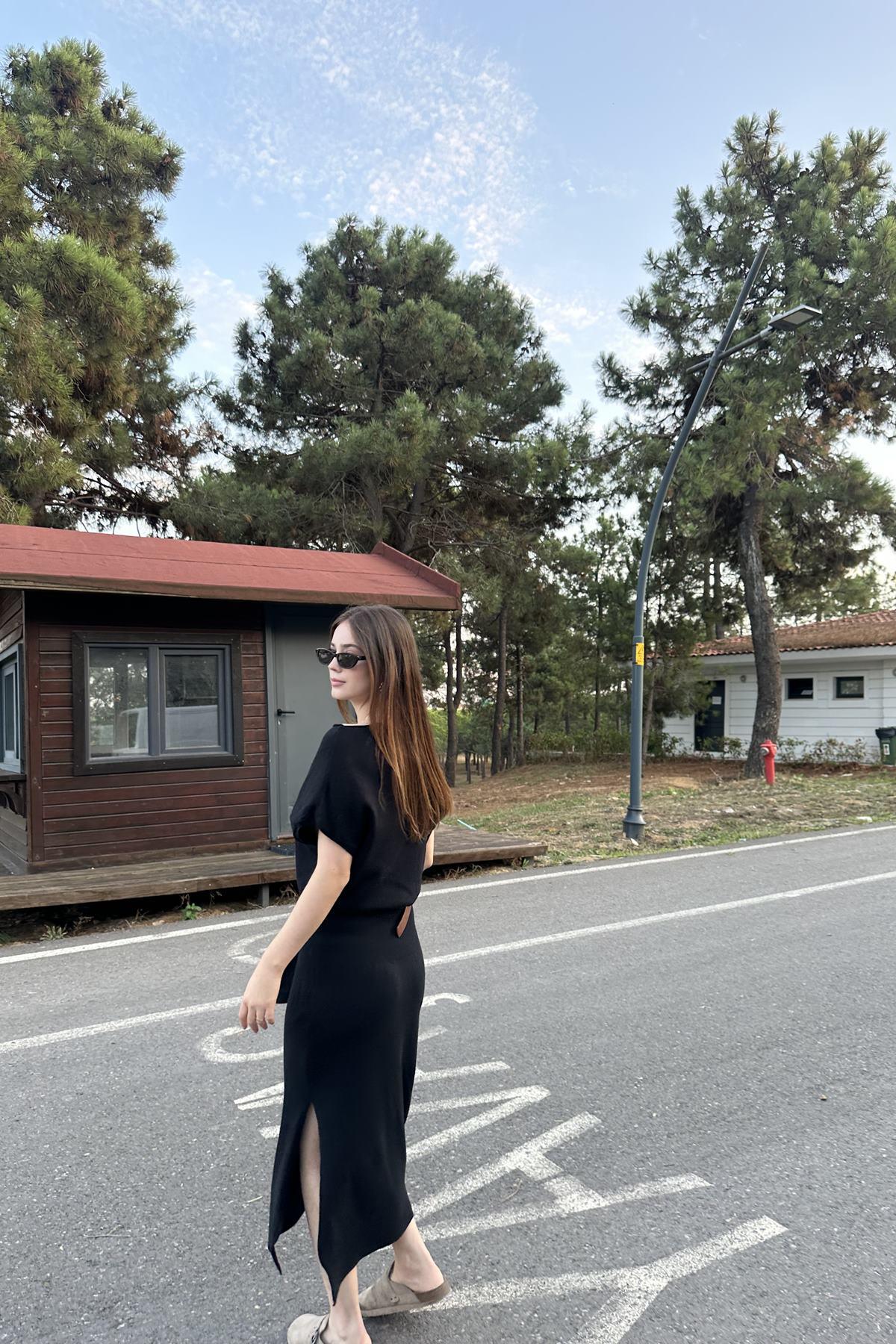 ASİMETRİK YAKA YÜNLÜ KEMERLİ TRIKO ELBİSE