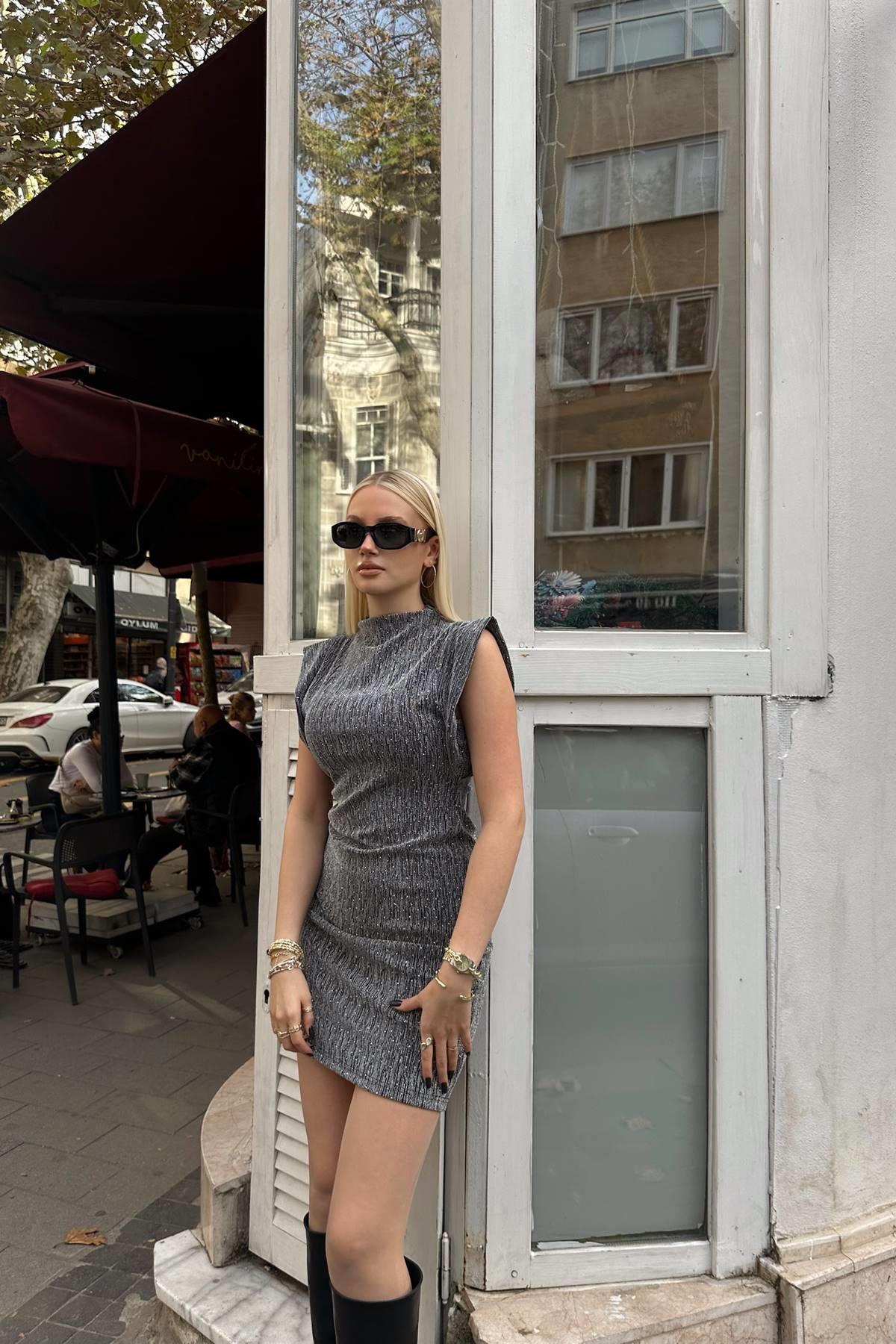 DİK YAKA TAŞ DETAY EKBİSE