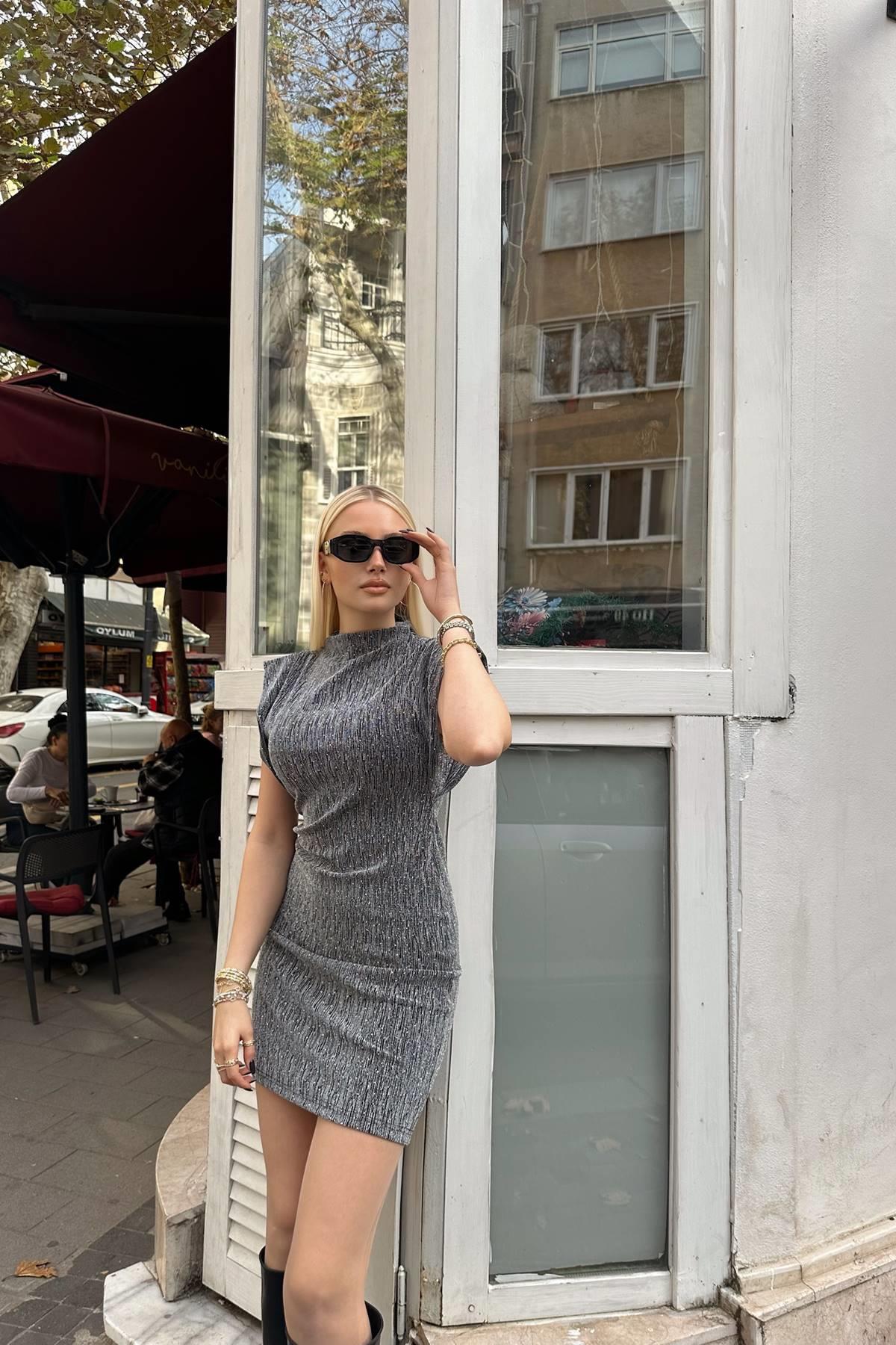 DİK YAKA TAŞ DETAY EKBİSE