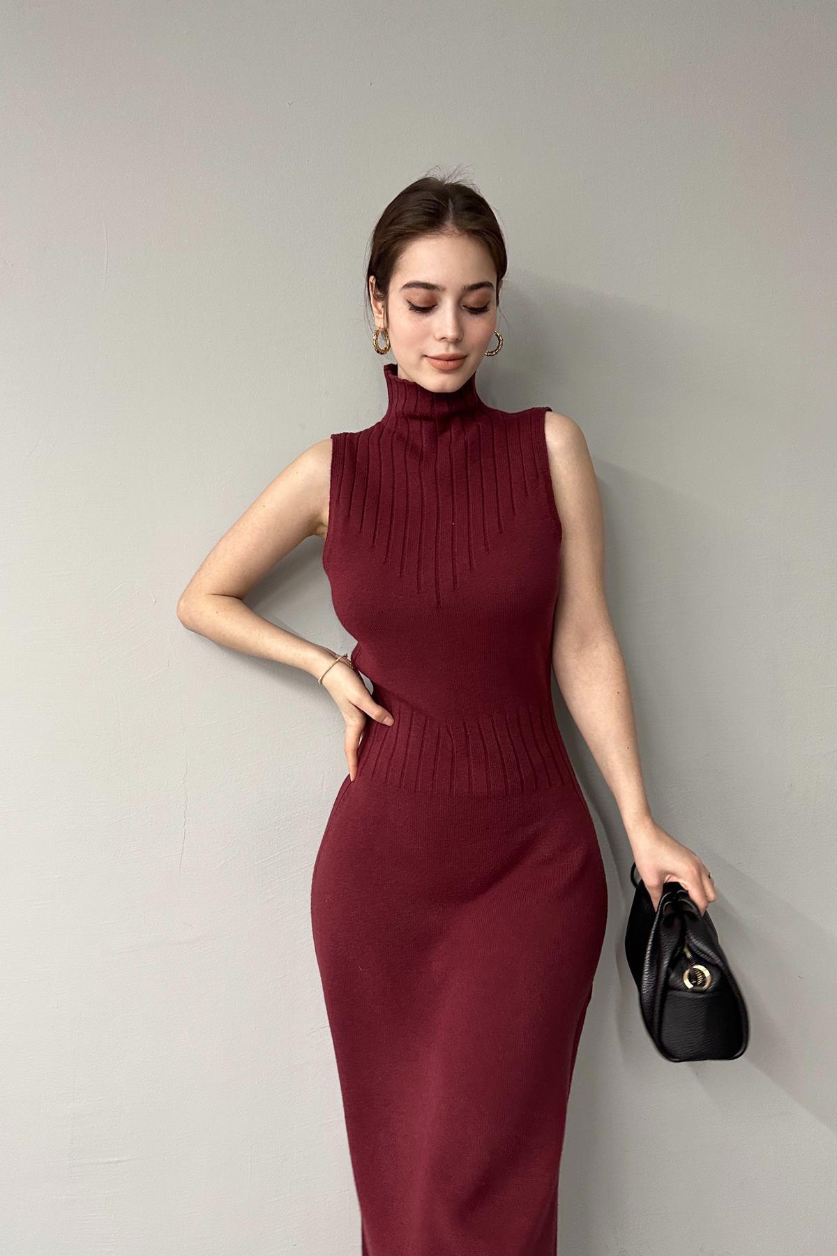 DİK YAKA YIRTMAÇLI TRIKO ELBİSE