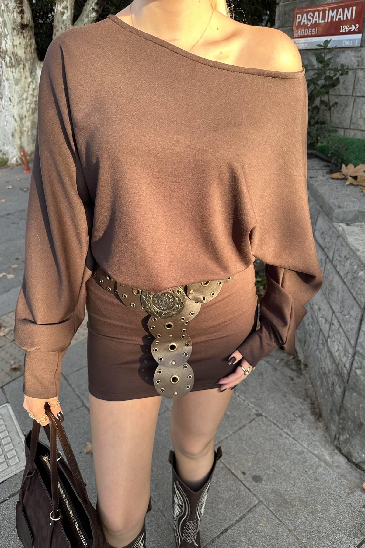 DÜŞÜK OMUZ DÖKÜMLÜ KISA ELBİSE