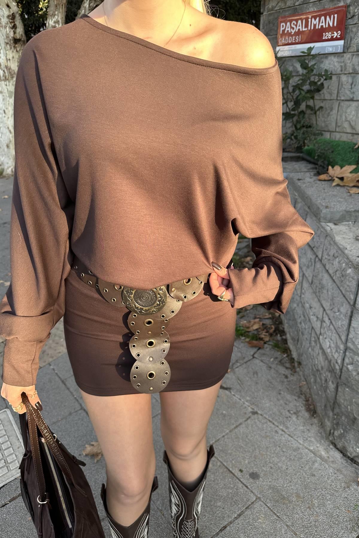 DÜŞÜK OMUZ DÖKÜMLÜ KISA ELBİSE