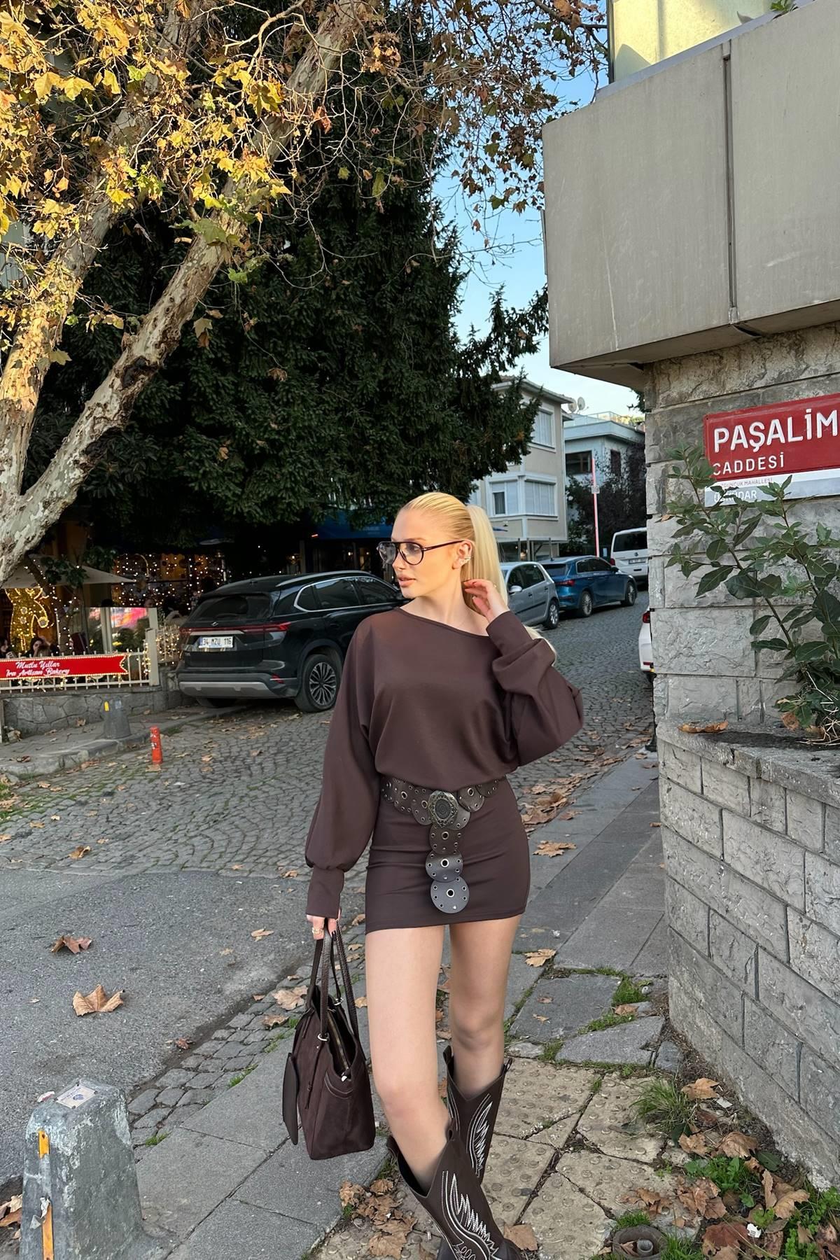 DÜŞÜK OMUZ DÖKÜMLÜ KISA ELBİSE