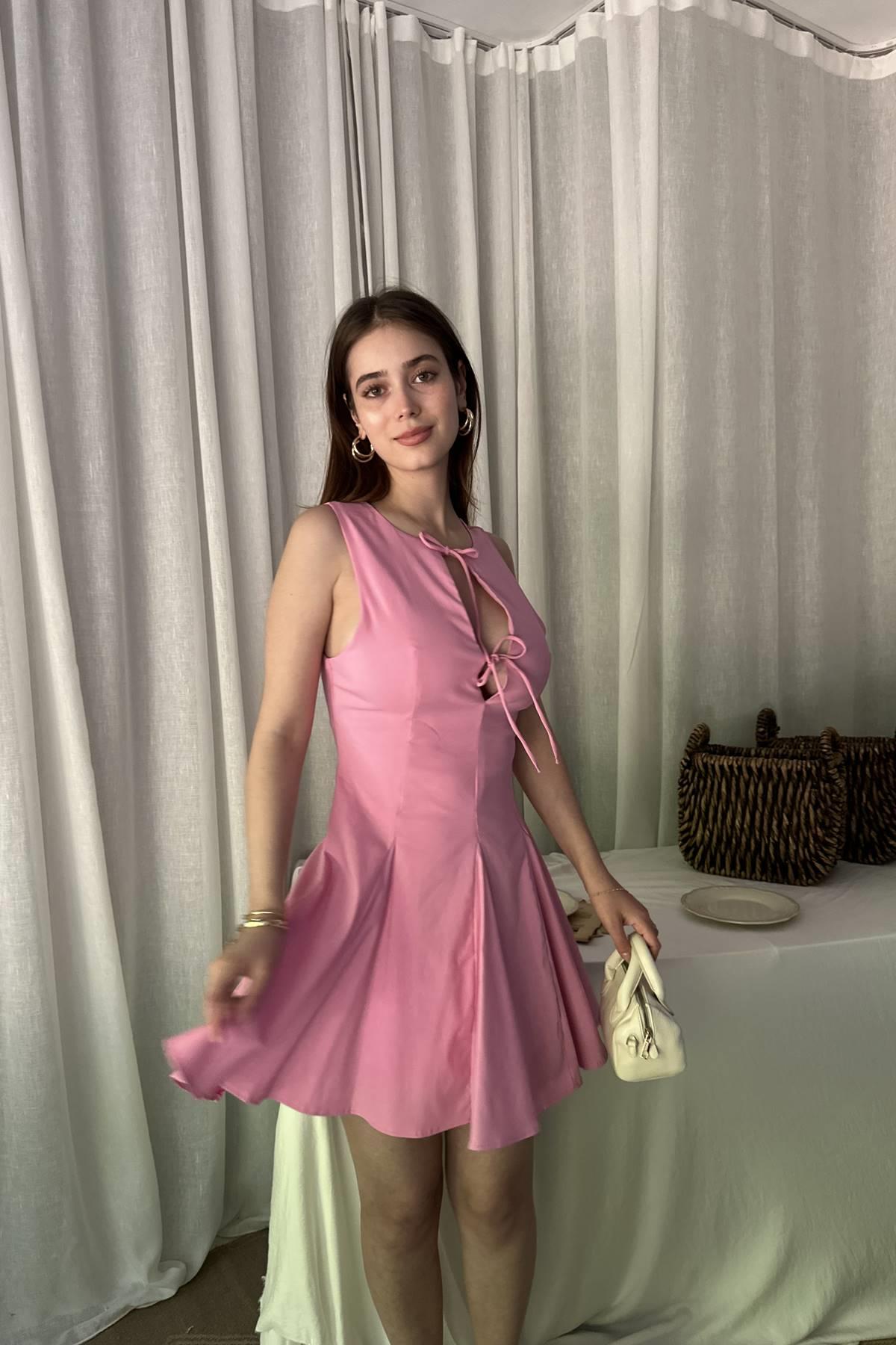 KLOŞ ETEKLİ FİYONKLU KISA ELBİSE