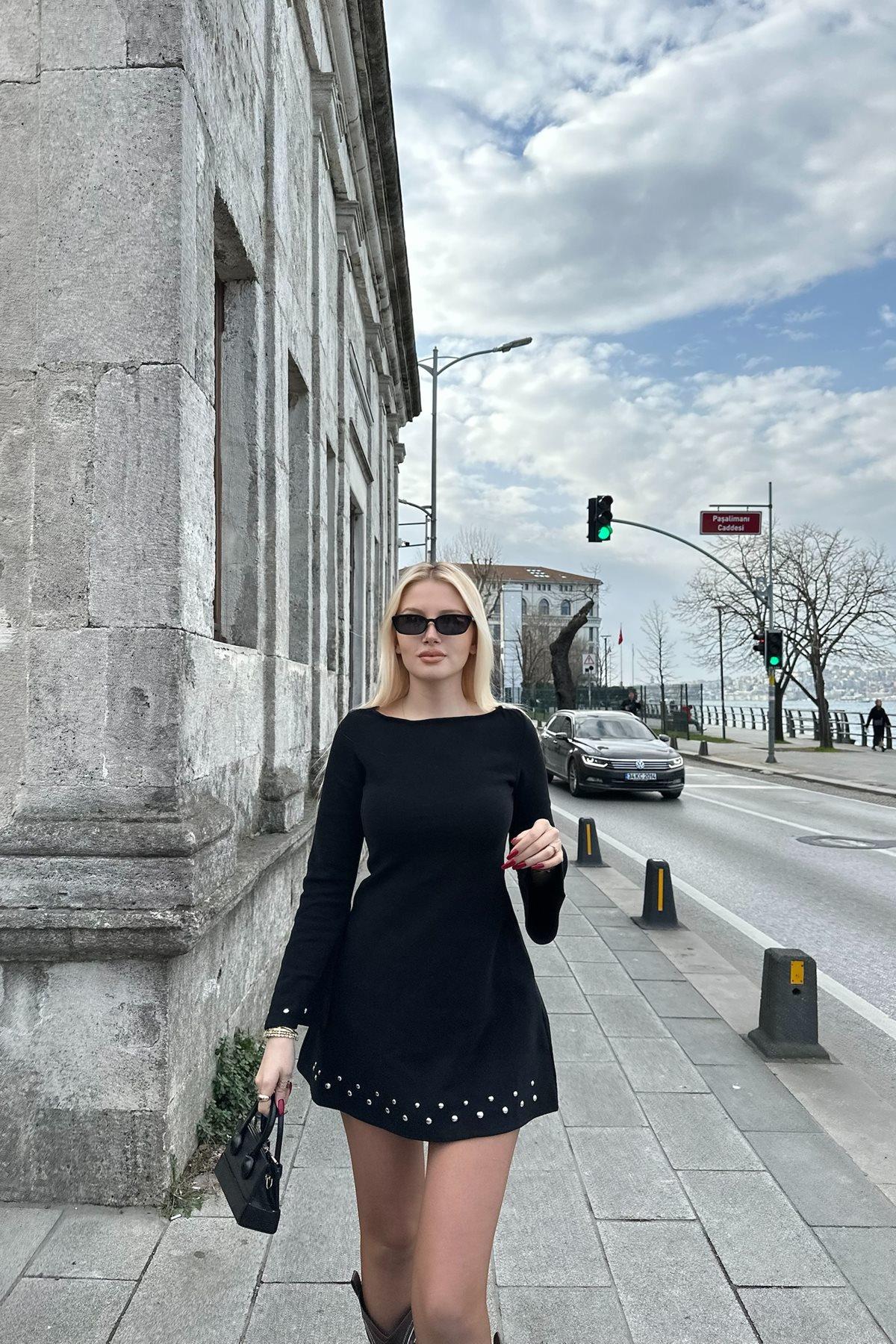 KOL VE ETEK UCU DROP DETAYLI ELBİSE