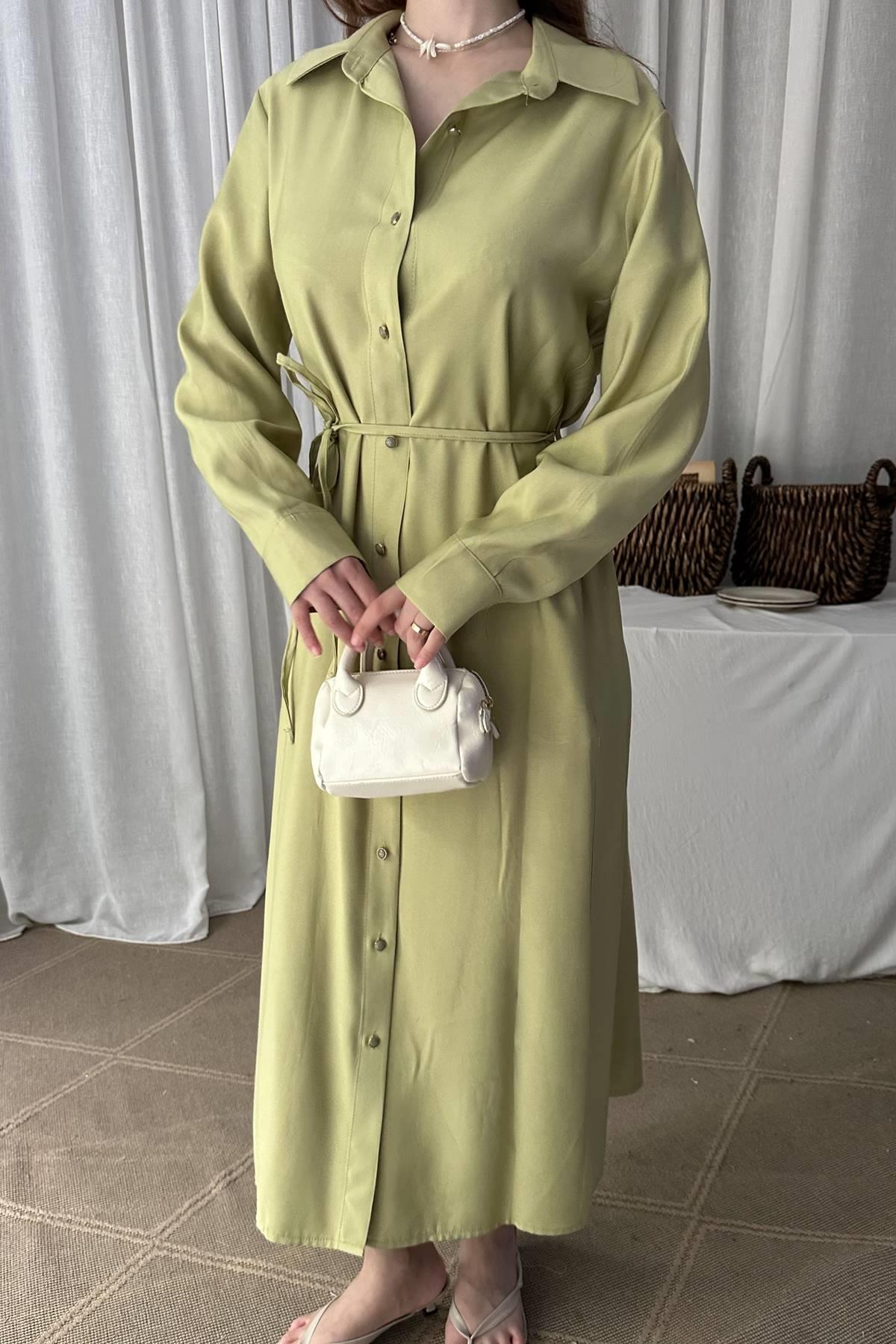 ÖN DÜĞMELİ BELİ KUŞAK BAĞLAMALI TENSEL ELBİSE