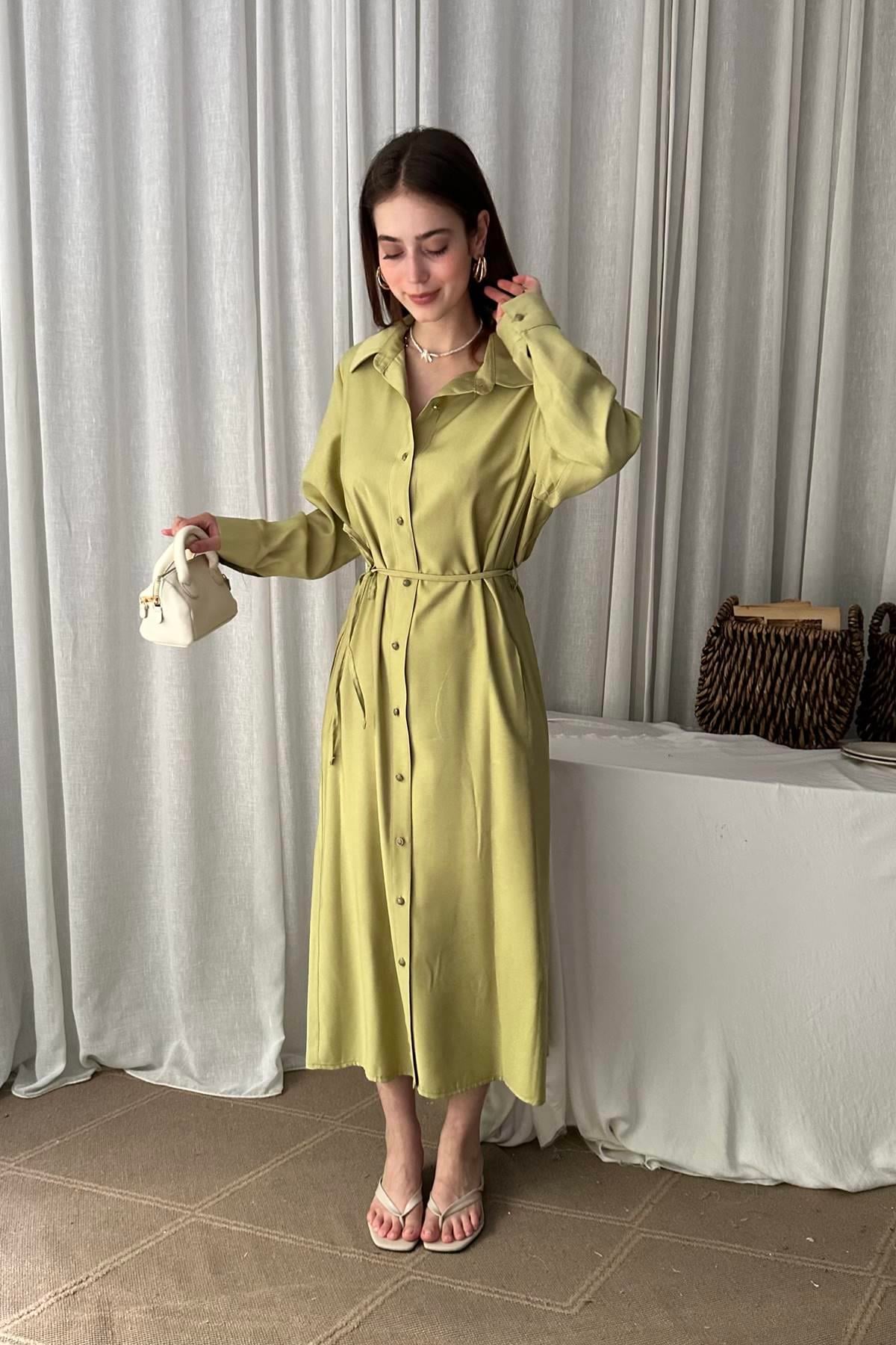 ÖN DÜĞMELİ BELİ KUŞAK BAĞLAMALI TENSEL ELBİSE