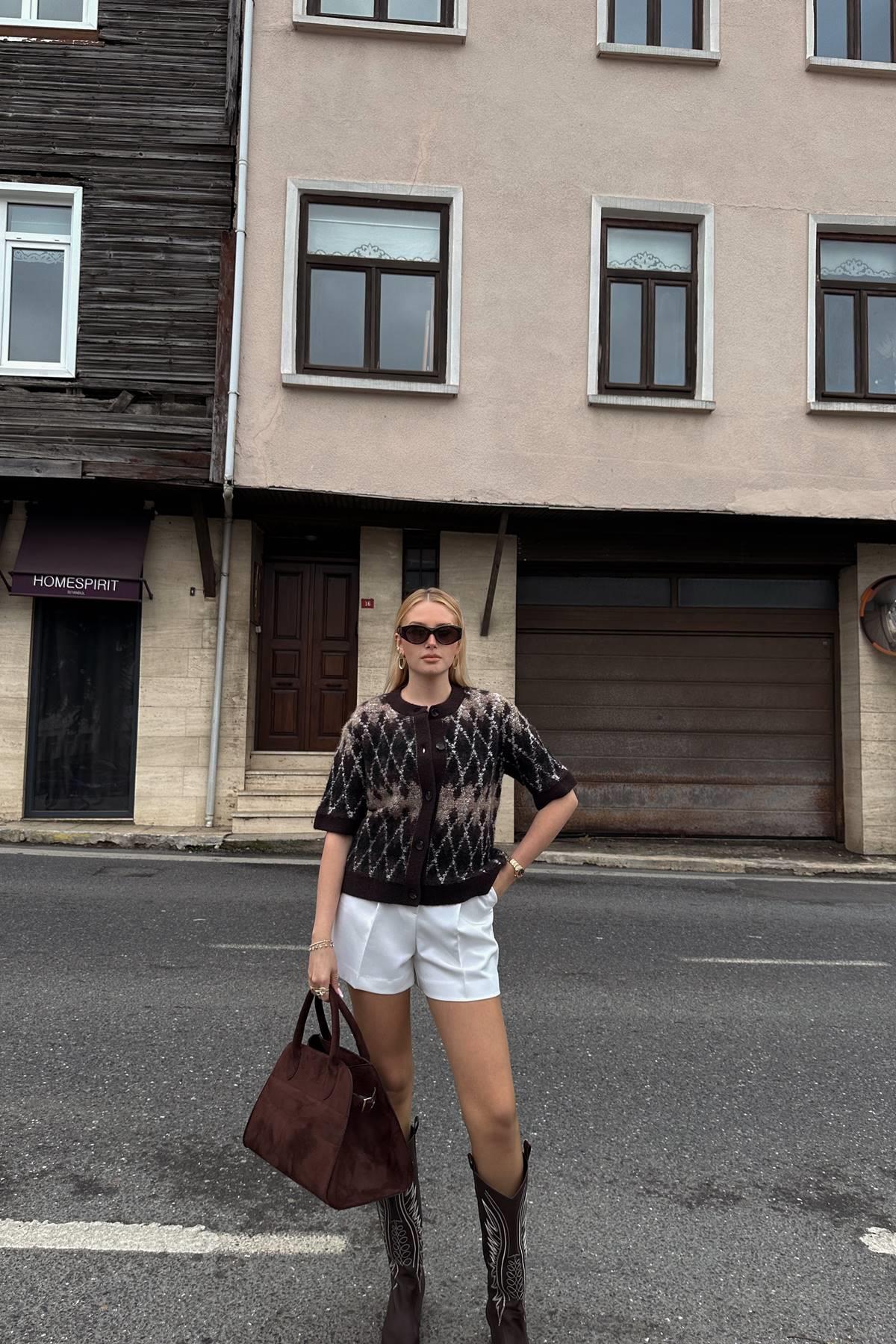 BAKLAVA DOKULU DÜĞMELİ TRIKO HIRKA