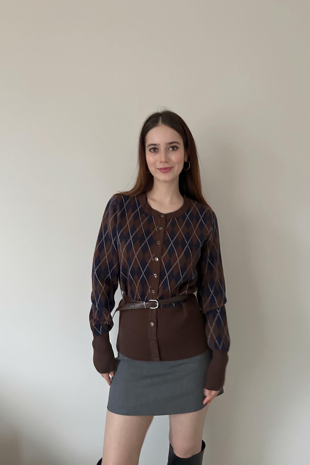 BİSİKLET YAKA DÜĞMELİ KEMERLİ TRIKO HIRKA