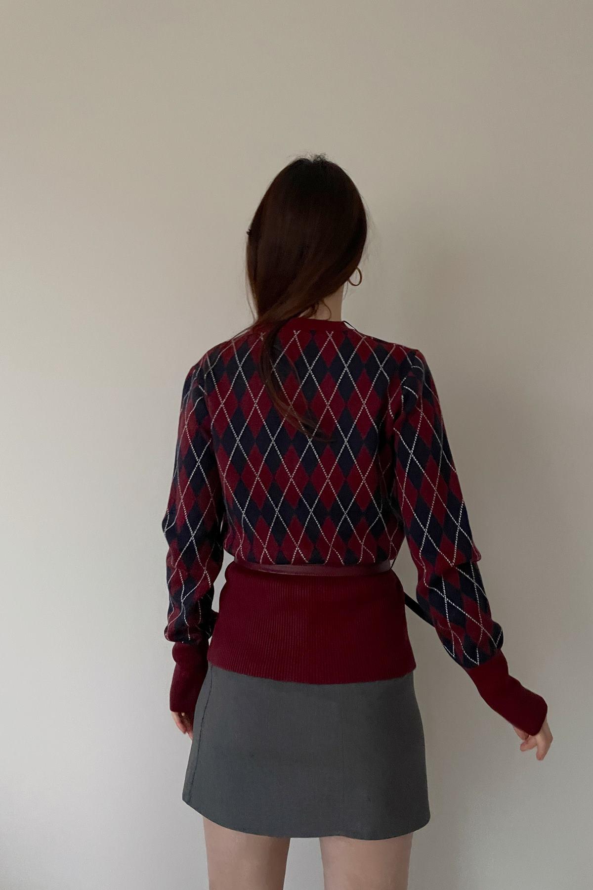 BİSİKLET YAKA DÜĞMELİ KEMERLİ TRIKO HIRKA