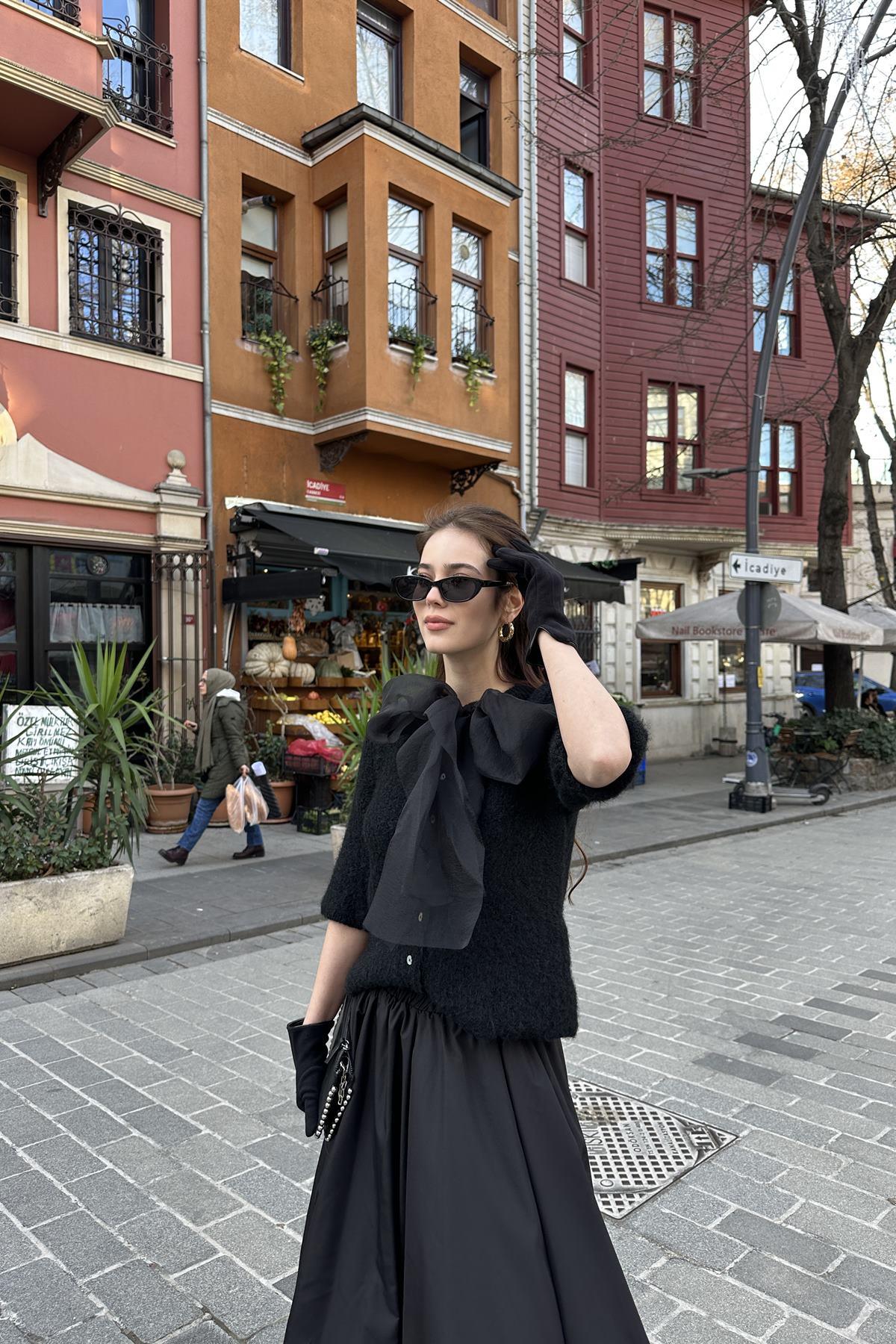 BİSİKLET YAKA KUMAŞ BAĞLAMA DETAYLI DÜĞMELİ TRIKO HIRKA