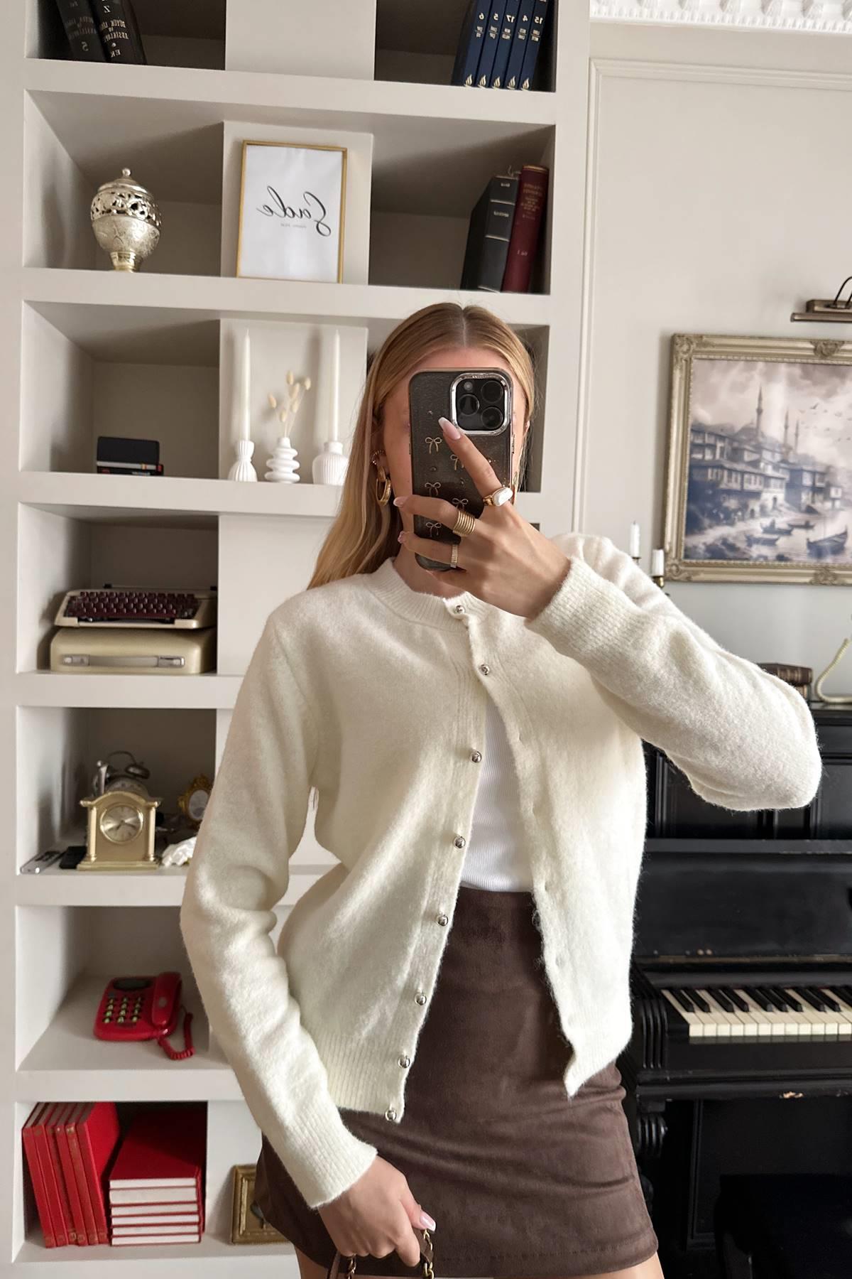 İNCİ DÜĞMELİ TRIKO HIRKA