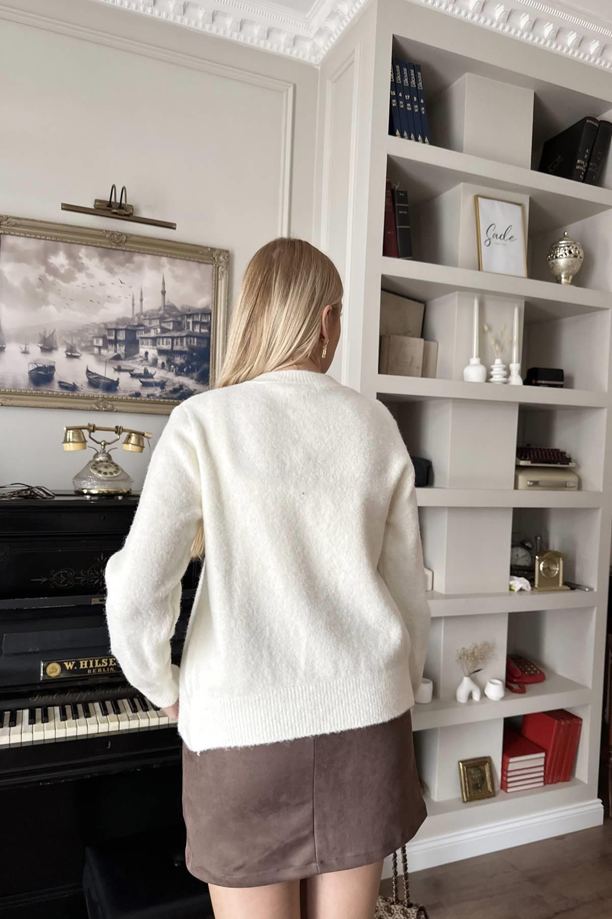 İNCİ DÜĞMELİ TRIKO HIRKA