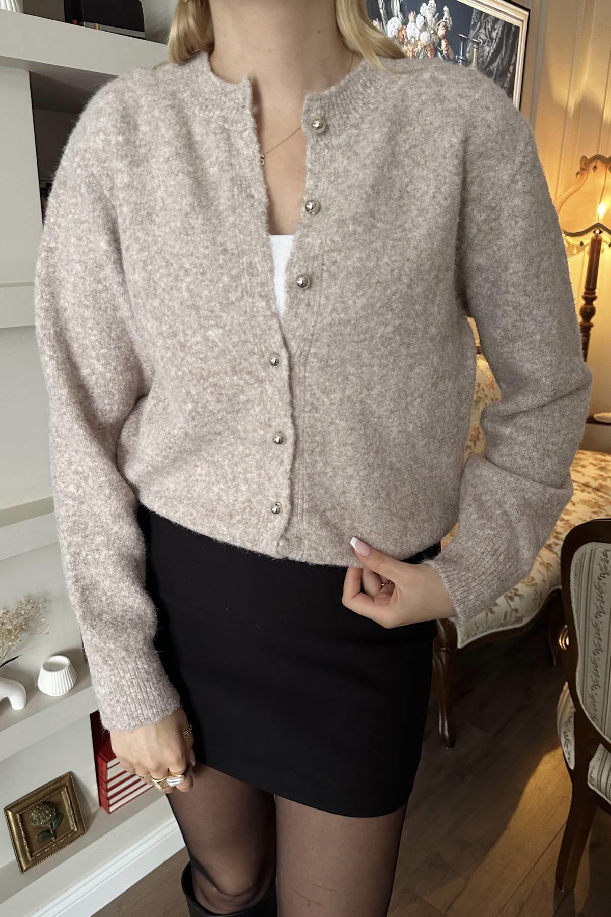 İNCİ DÜĞMELİ TRIKO HIRKA