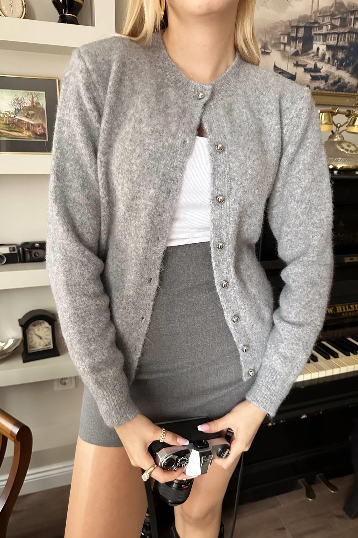 İNCİ DÜĞMELİ TRIKO HIRKA
