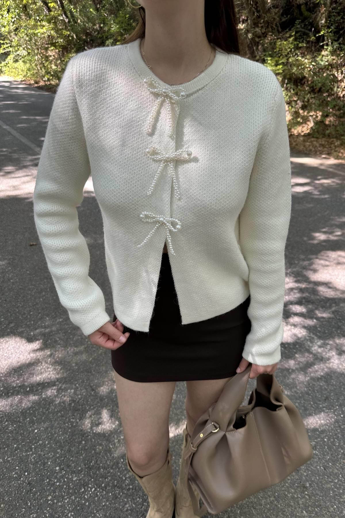 İNCİ FİYONK AKSESUARLI TRIKO HIRKA