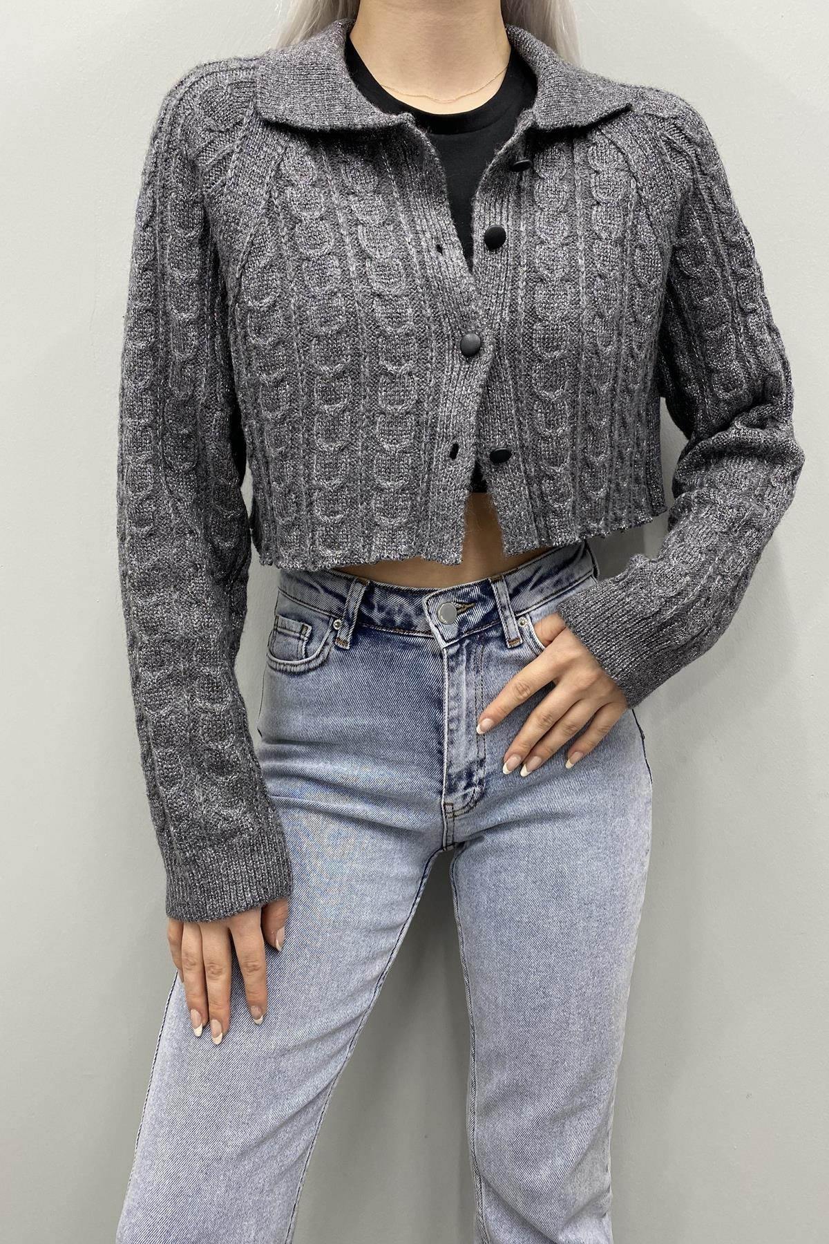 POLO YAKA DÜĞMELİ SİMLİ CROP HIRKA