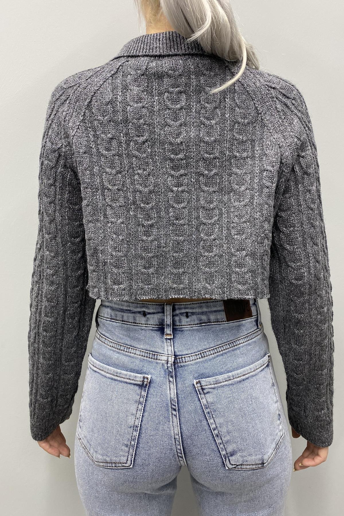 POLO YAKA DÜĞMELİ SİMLİ CROP HIRKA