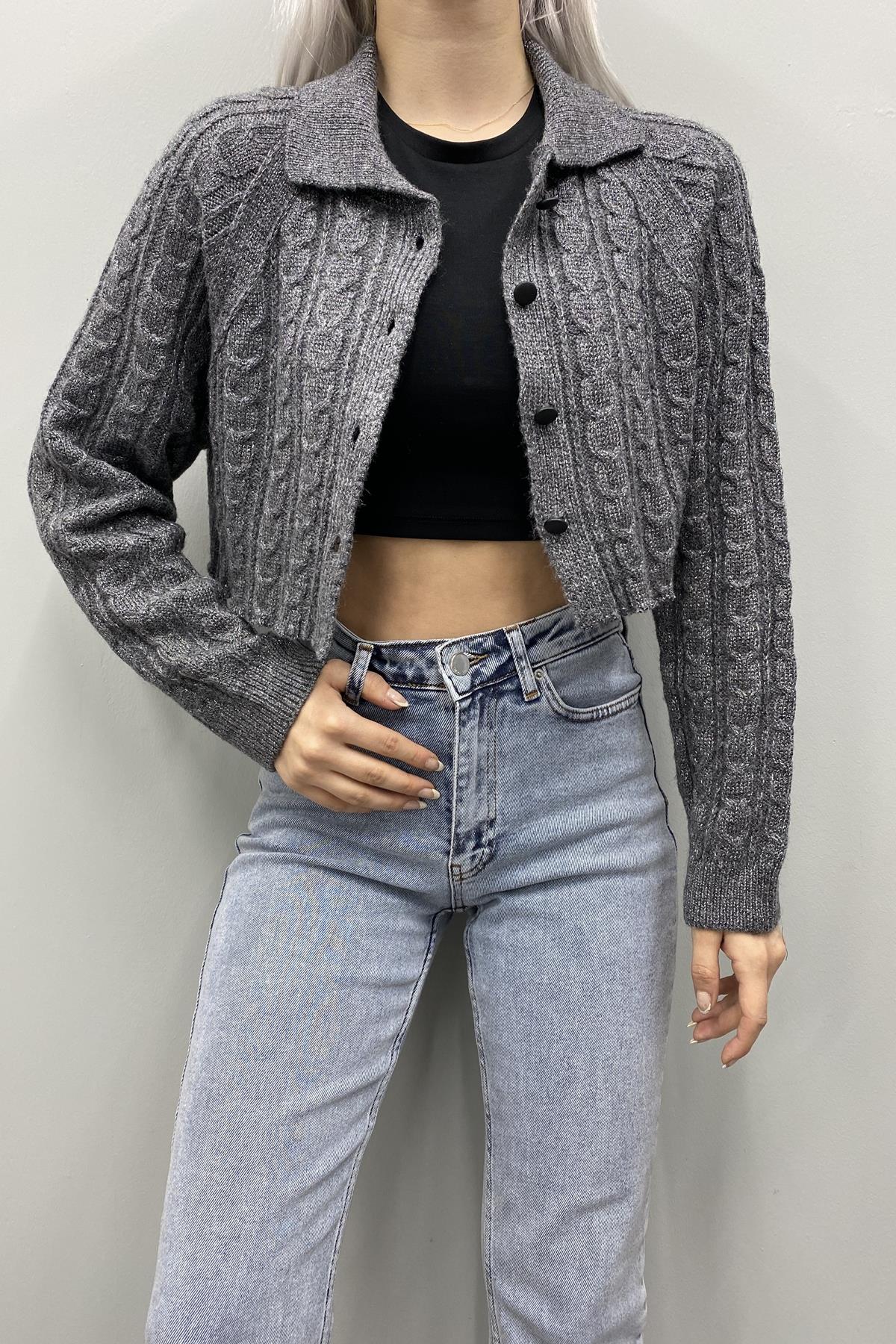 POLO YAKA DÜĞMELİ SİMLİ CROP HIRKA
