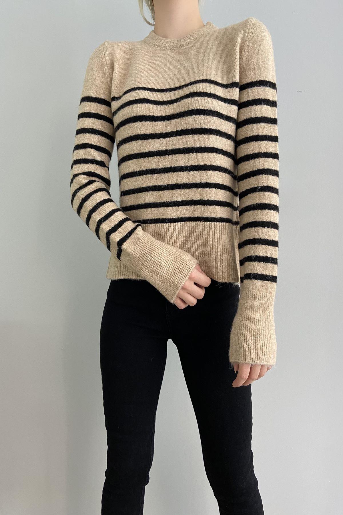 BİSİKLET YAKA ÇİZGİLİ YIRTMAÇLI KAZAK