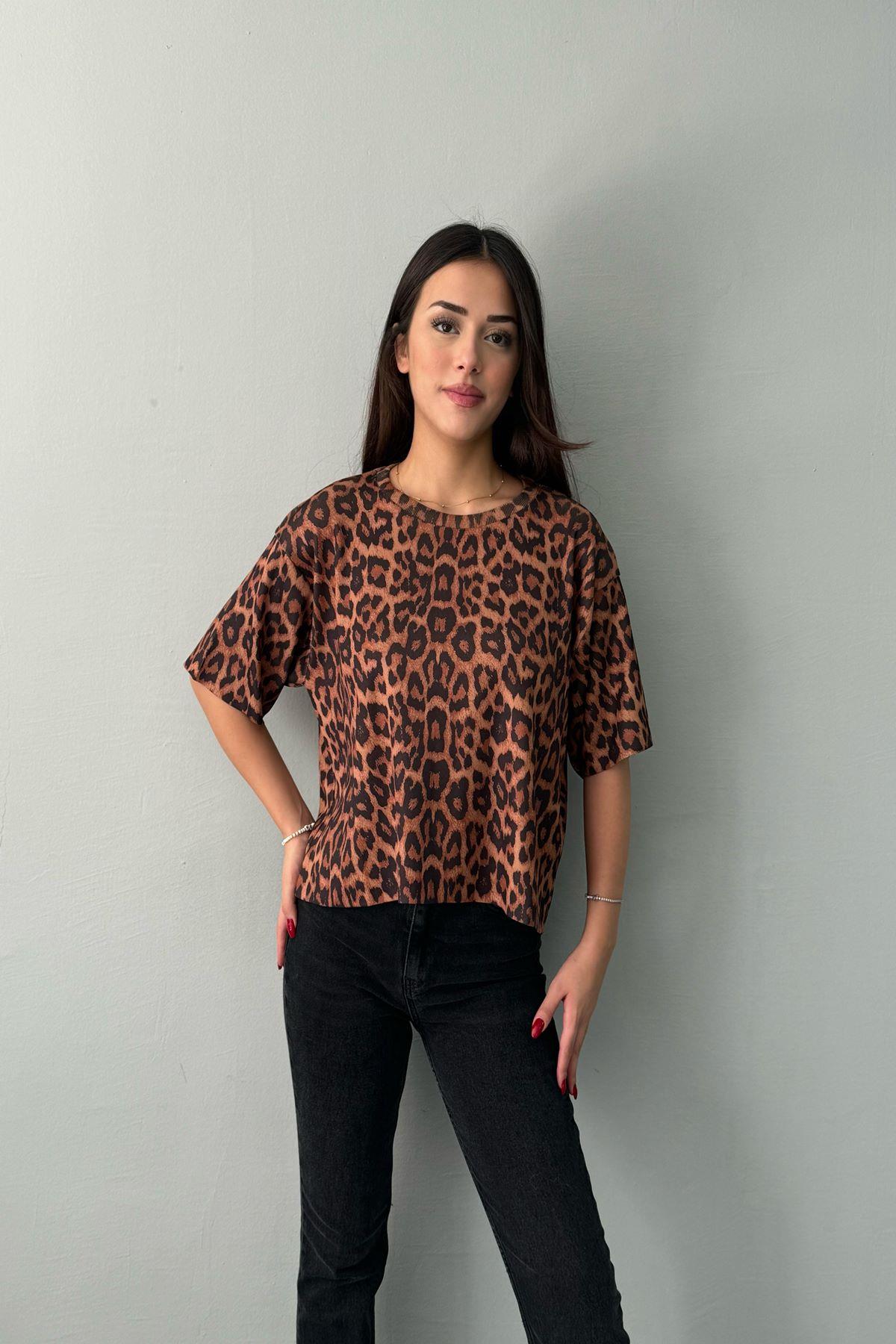 BİSİKLET YAKA LEOPAR BASKILI TRIKO BLUZ