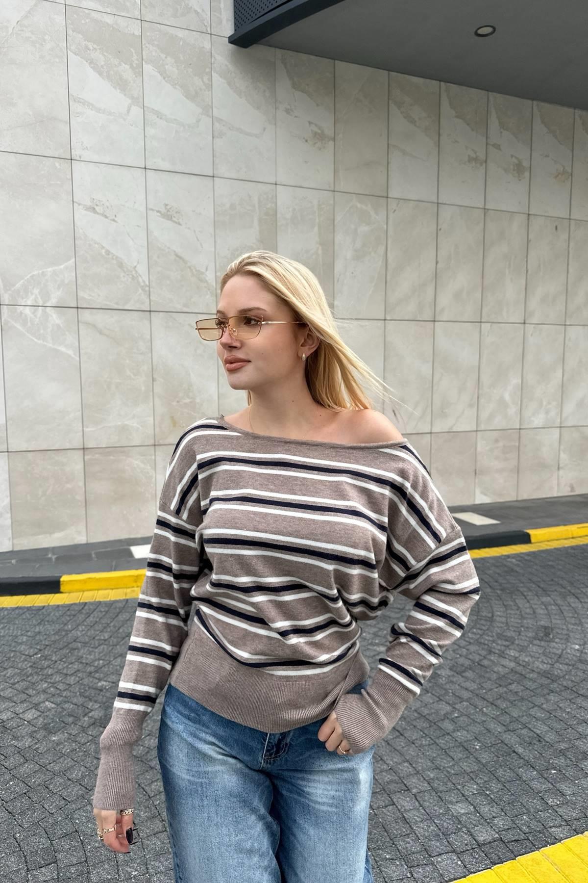 KAYIK YAKA ÇİZGİ DETAYLI TRIKO KAZAK