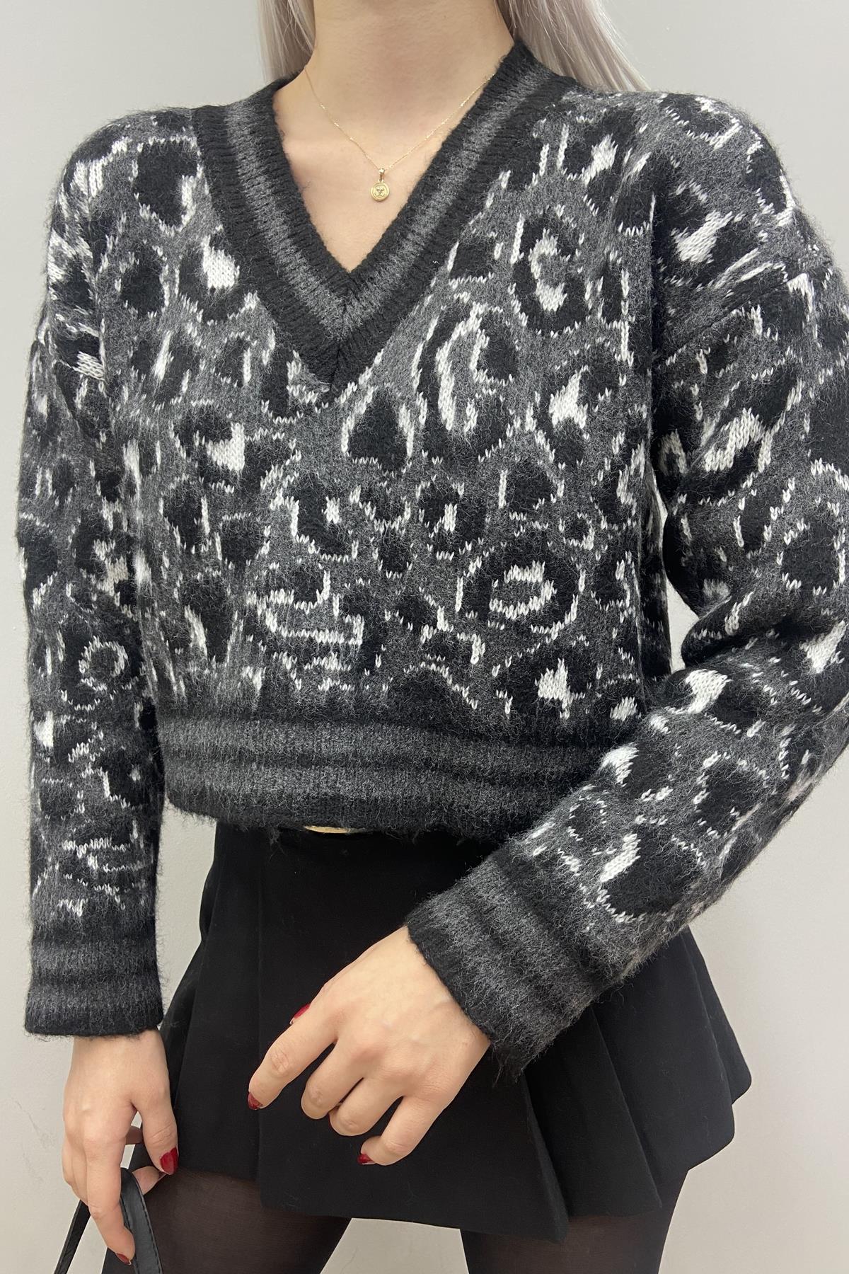 LEOPAR DESENLİ V YAKA TRIKO