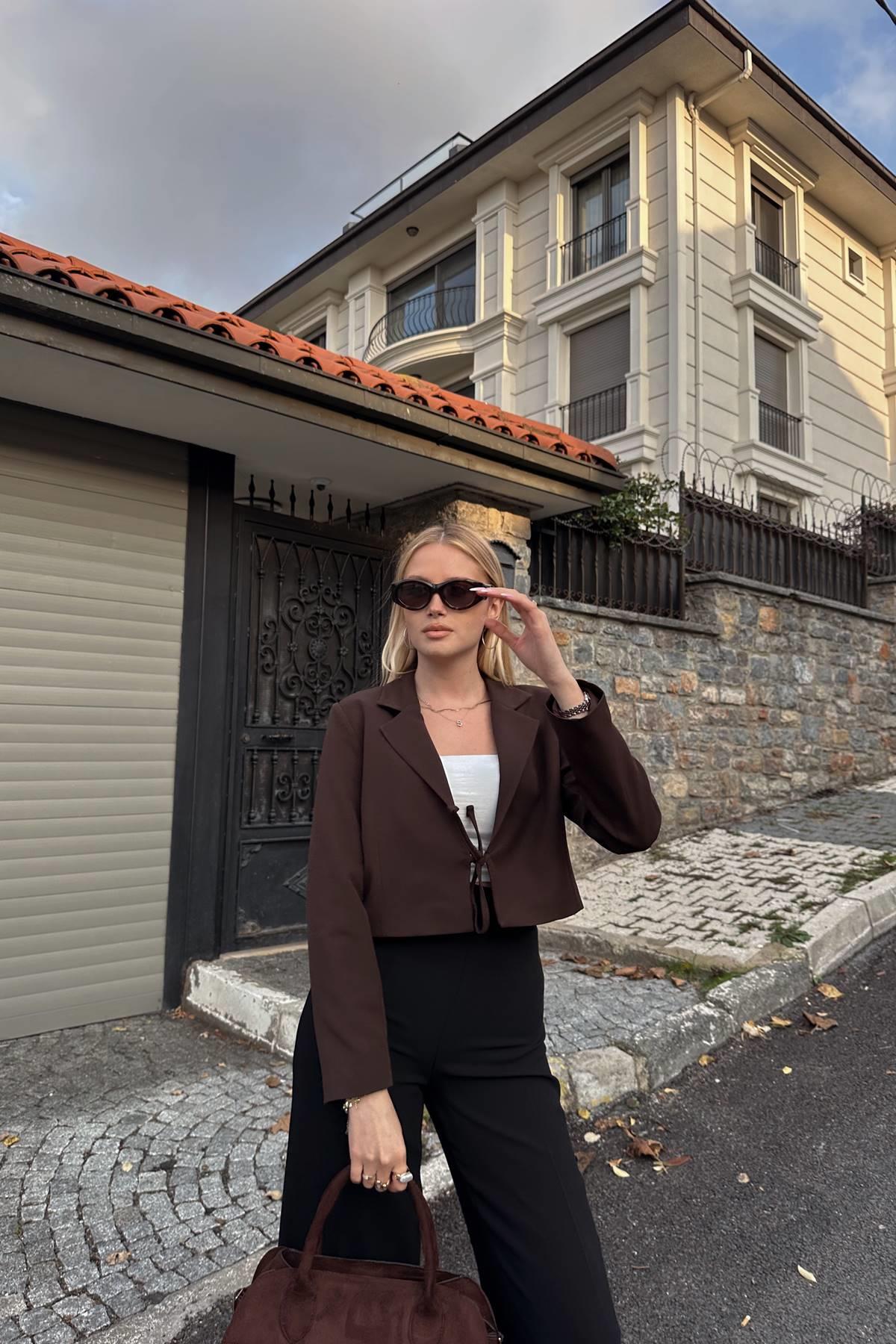 ÖN BAĞLAMA DETAY KISA CEKET