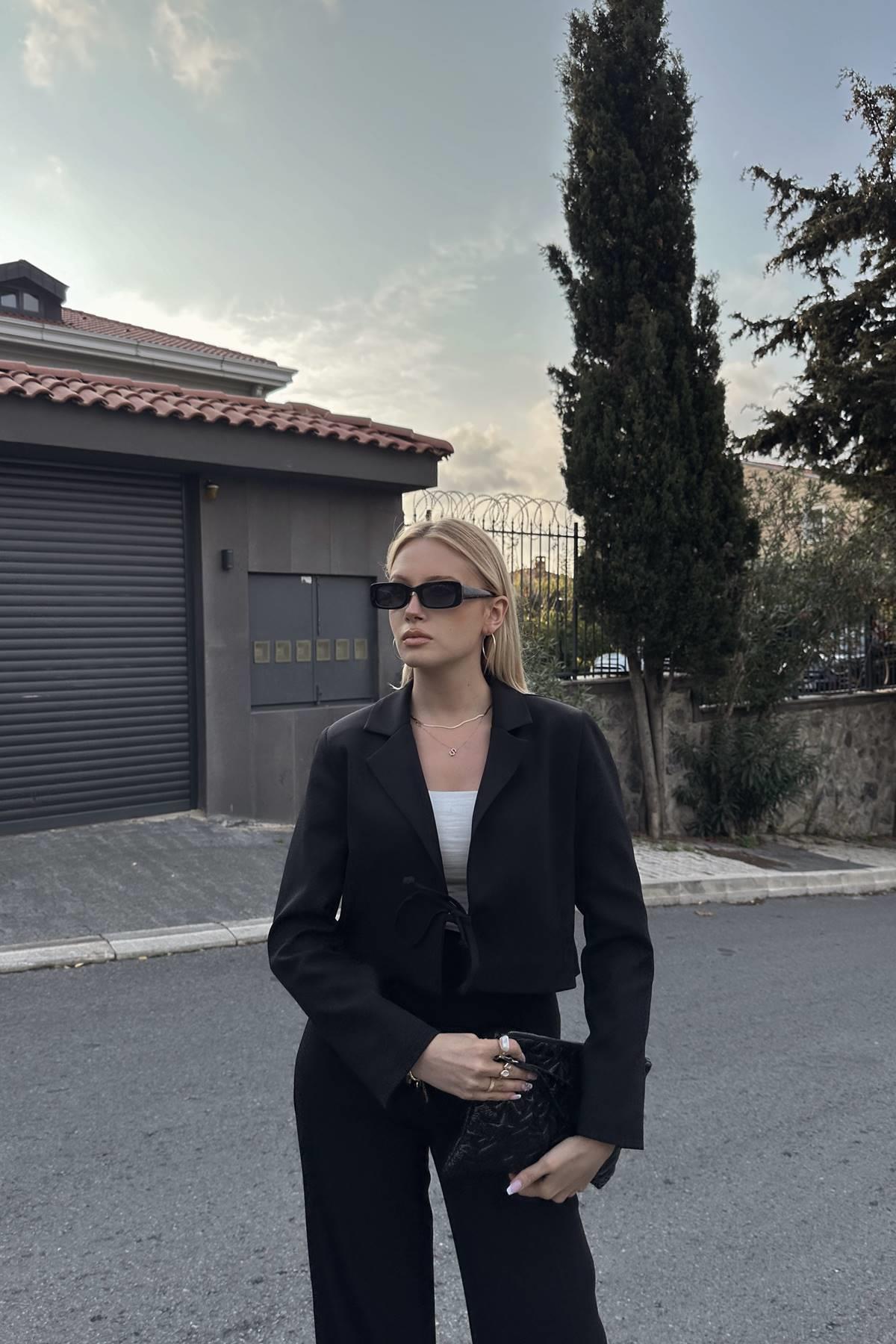 ÖN BAĞLAMA DETAY KISA CEKET