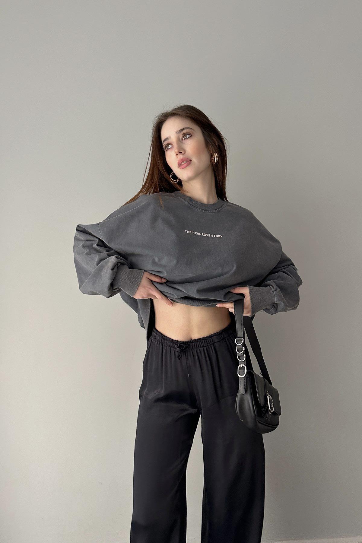BASKI VE TAŞ DETAYLI YIKAMALI SWEATSHIRT