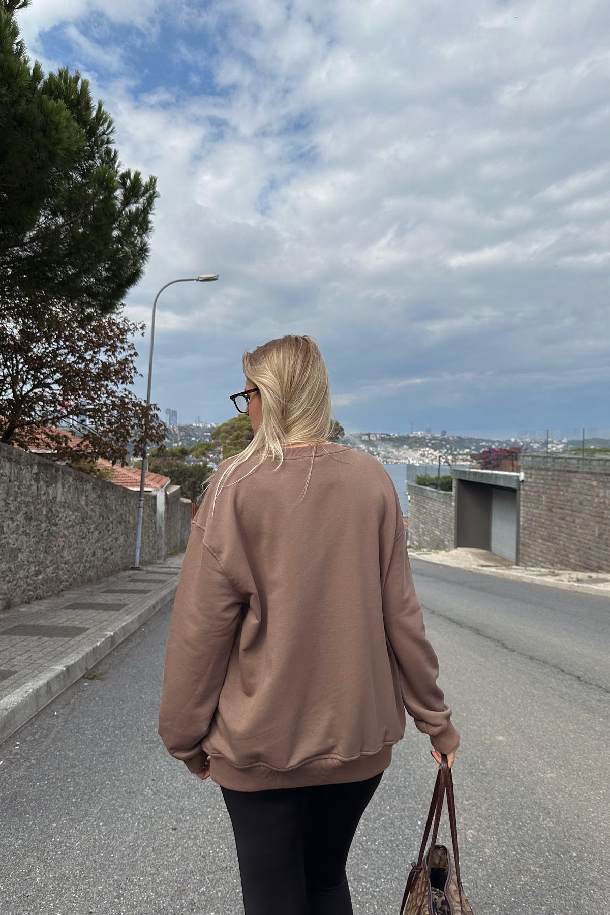 BİSİKLET YAKA AYI NAKIŞLI SWEATSHIRT