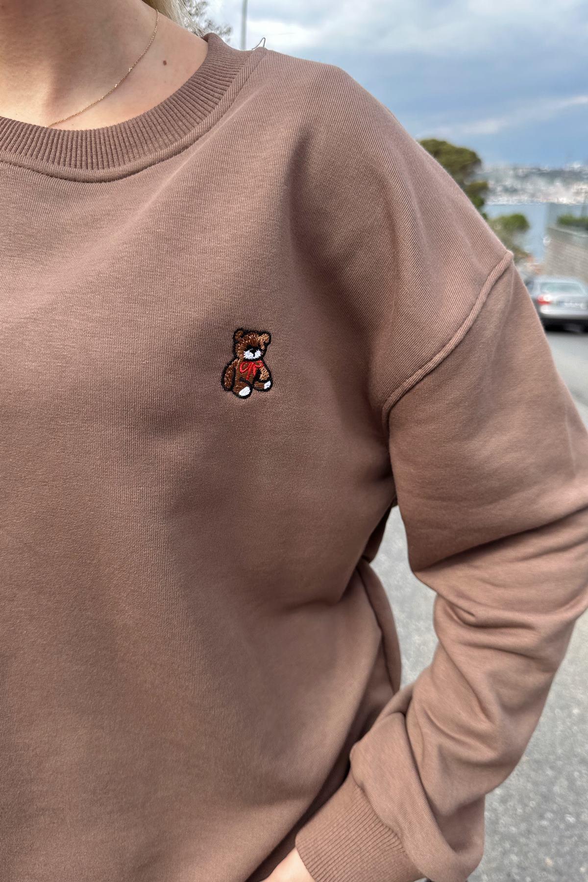BİSİKLET YAKA AYI NAKIŞLI SWEATSHIRT
