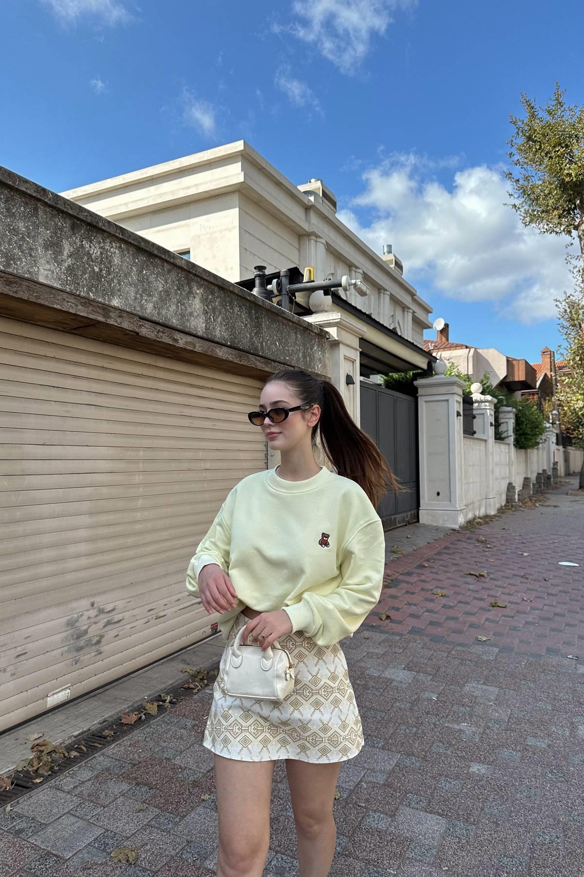 BİSİKLET YAKA AYI NAKIŞLI SWEATSHIRT